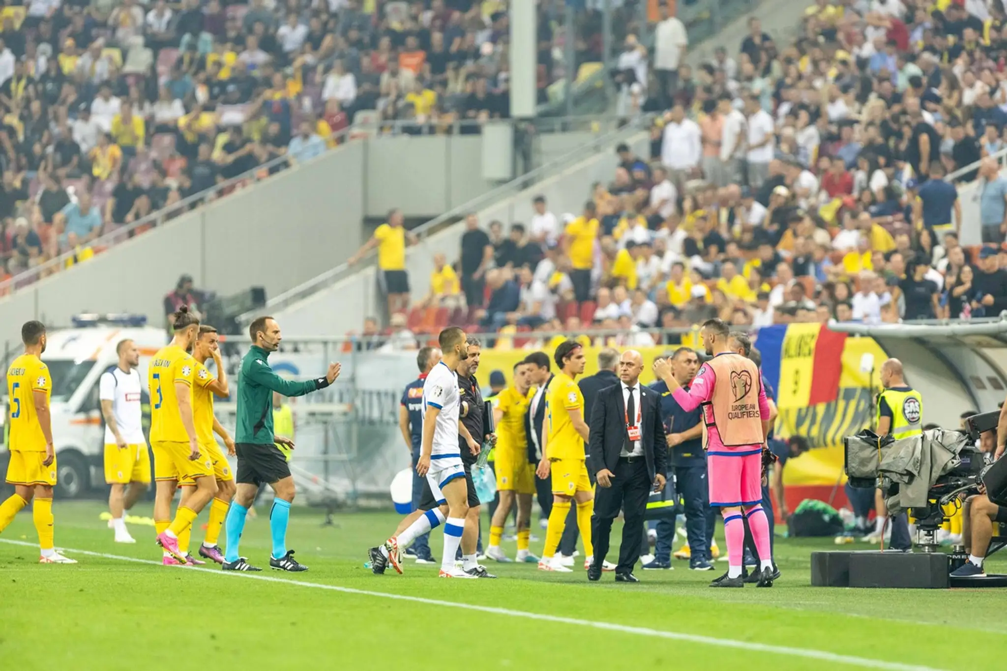 Hráči Rumunska a Kosova opúšťajú hraciu plochu štadióna.