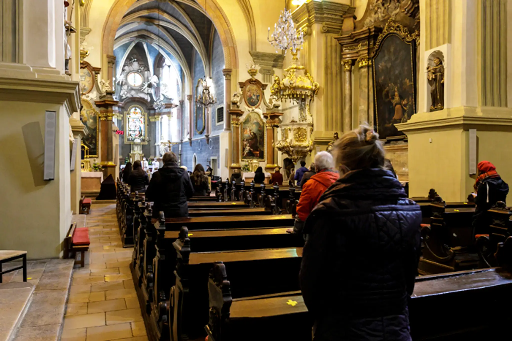 Veriaci počas svätej omše v kostole Zvestovania Pána (Františkánsky kostol) v Bratislave.