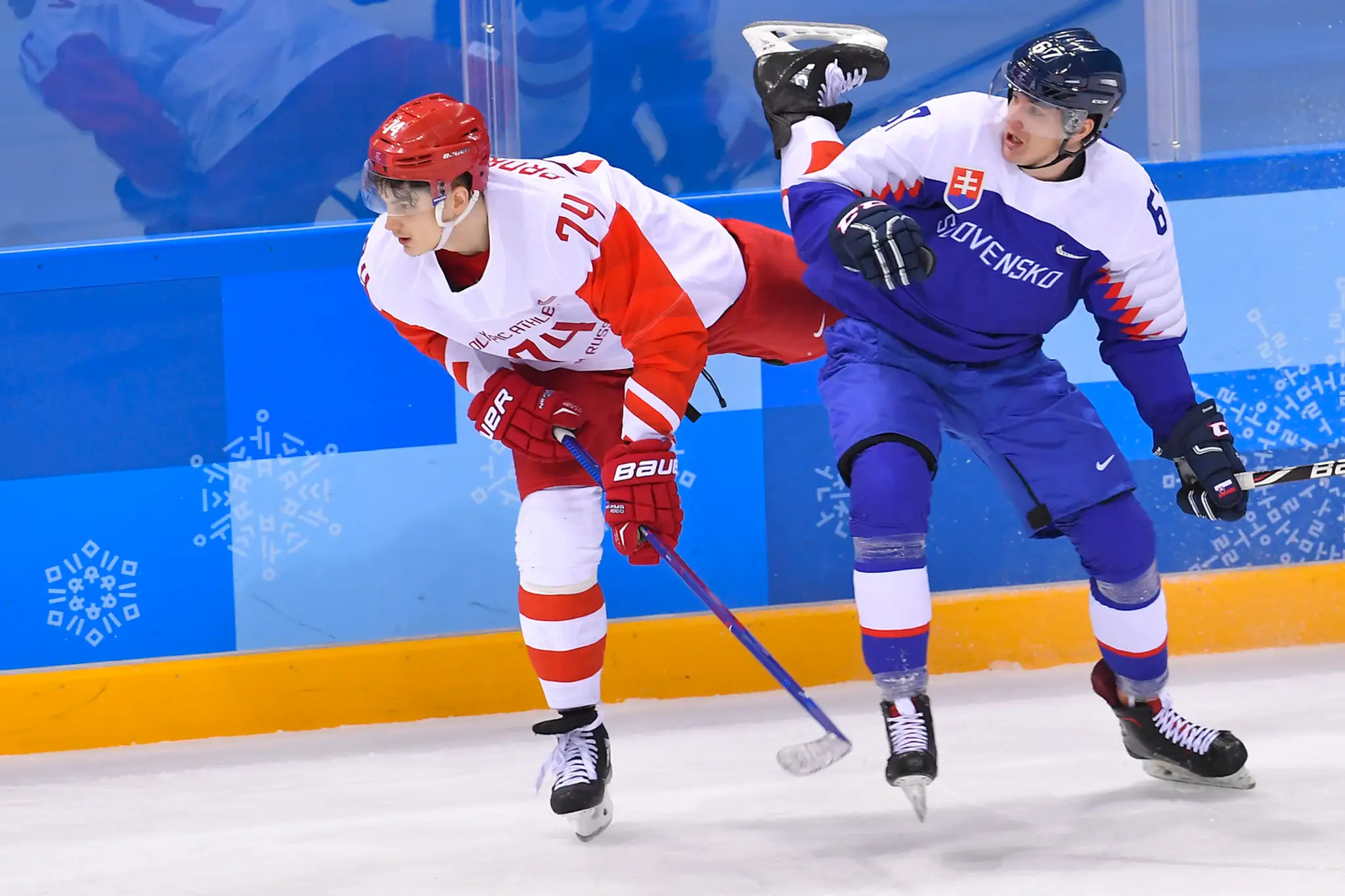 Slovenskí priaznivci počas zpasu na ZOH 2018 Slovensko - Olympijskí športovci z Ruska.