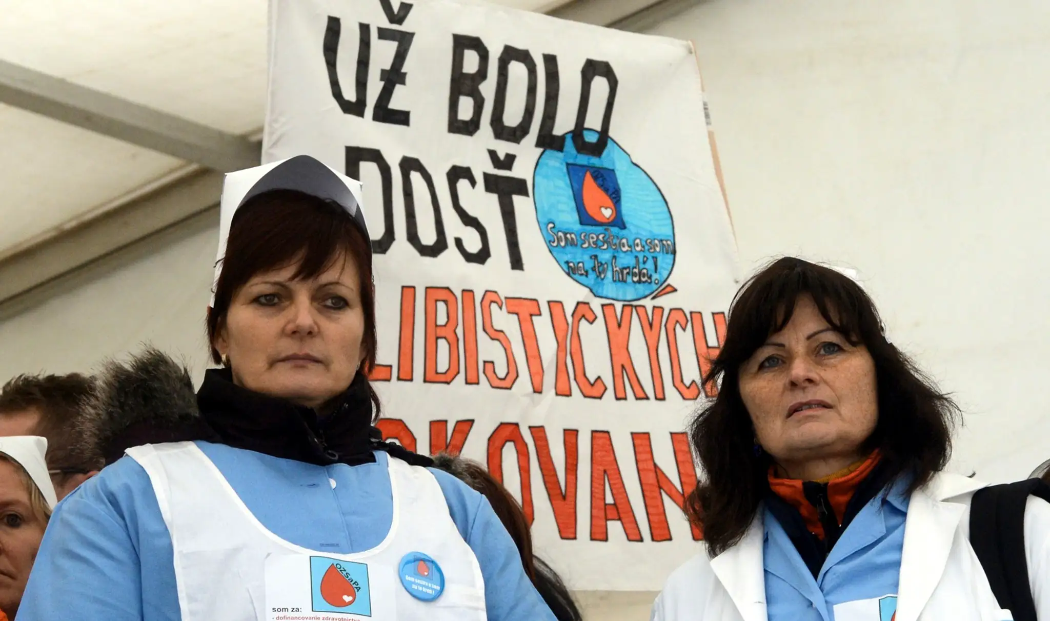 Protest zdravotných sestier pred budovou Úradu vlády SR (október 2013).