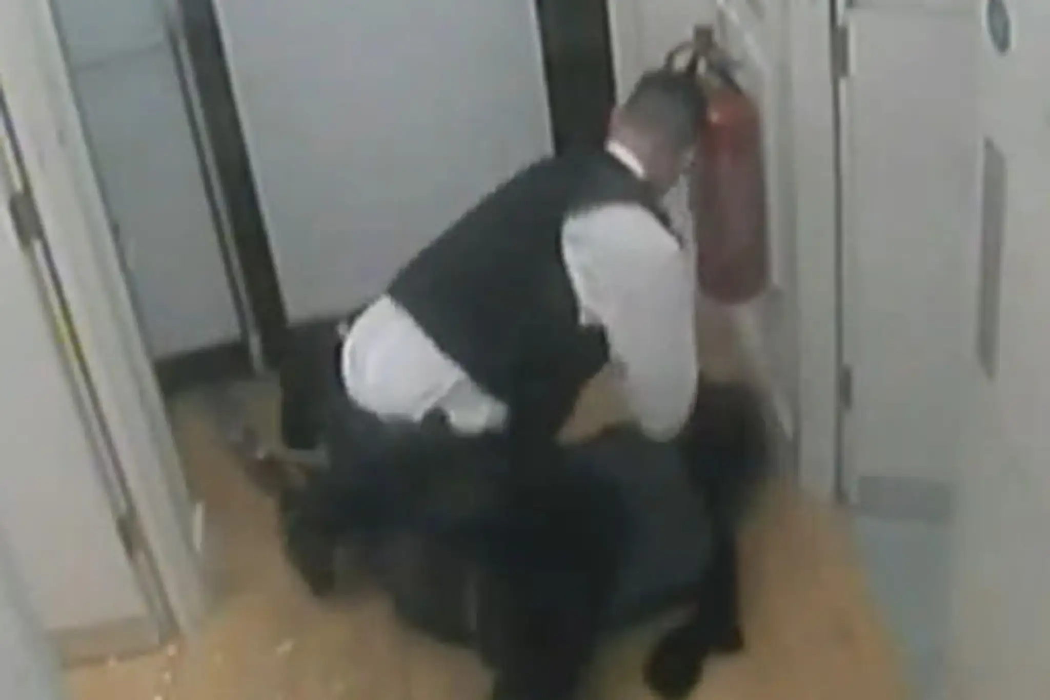 Policajt napadol zlodejku