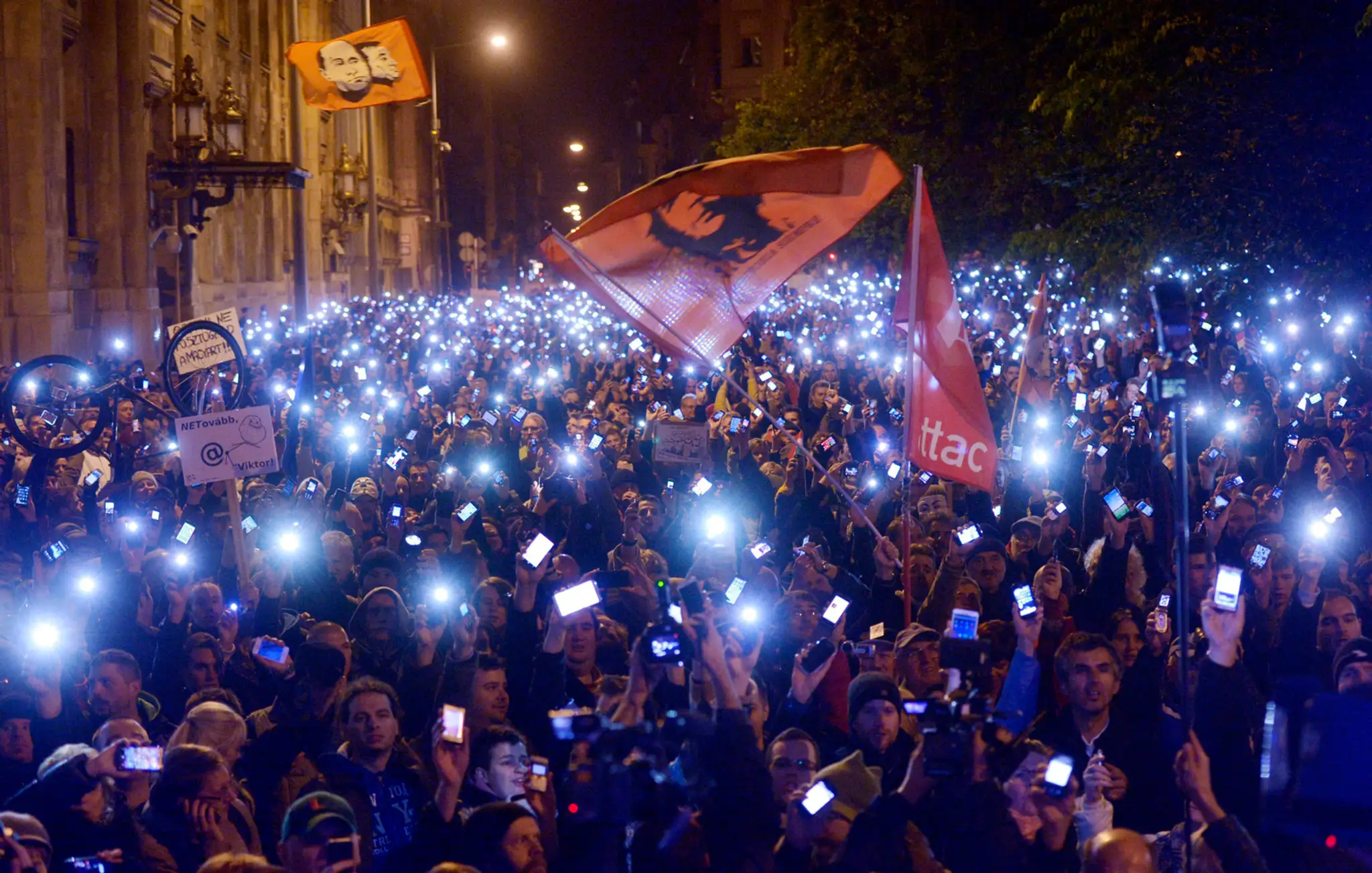 Maďari protestovali v uliciach Budapešti proti zdanenie internetu. 29. októbra