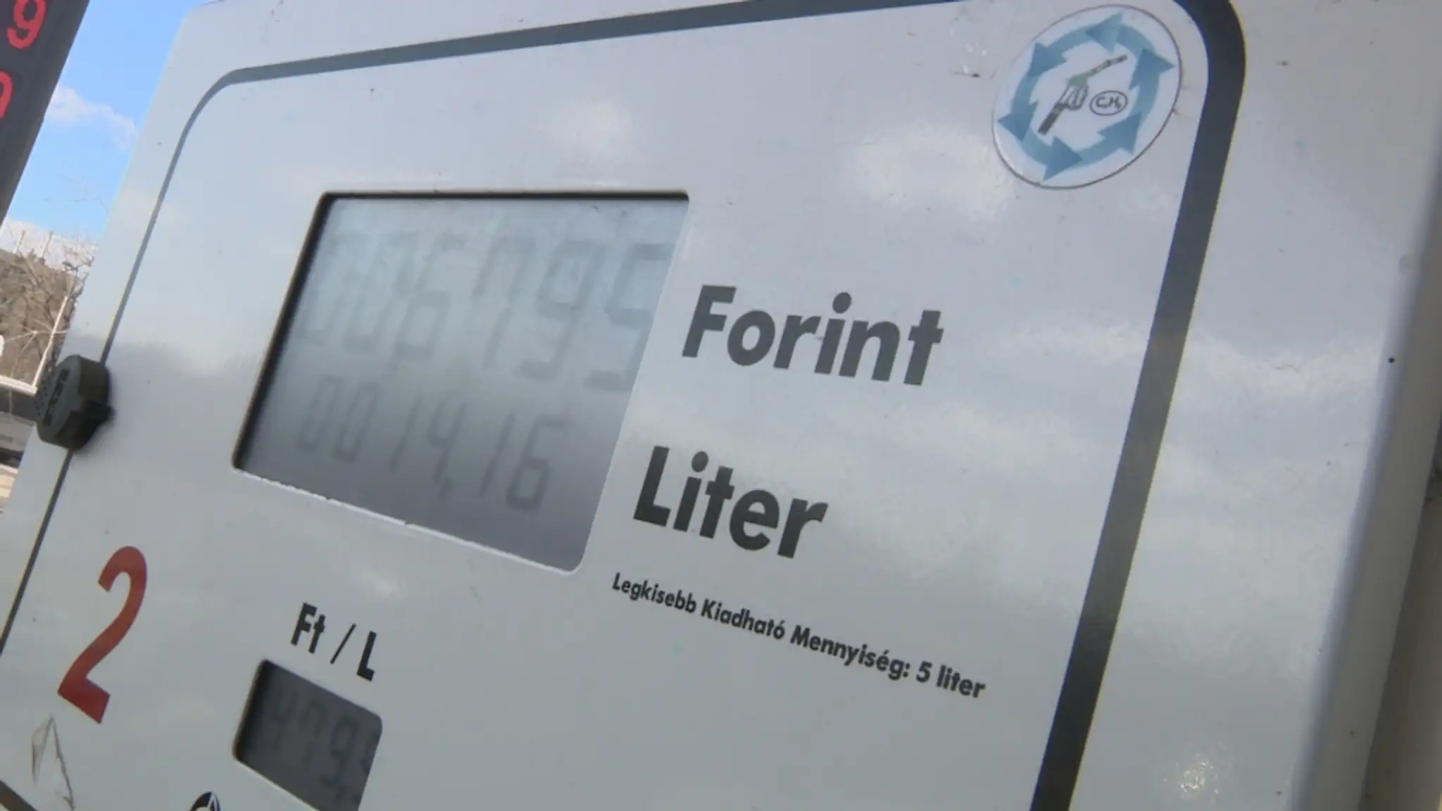 V Maďarsku už možno nenatankujete. Mnohé pumpy totiž obmedzili predaj paliva