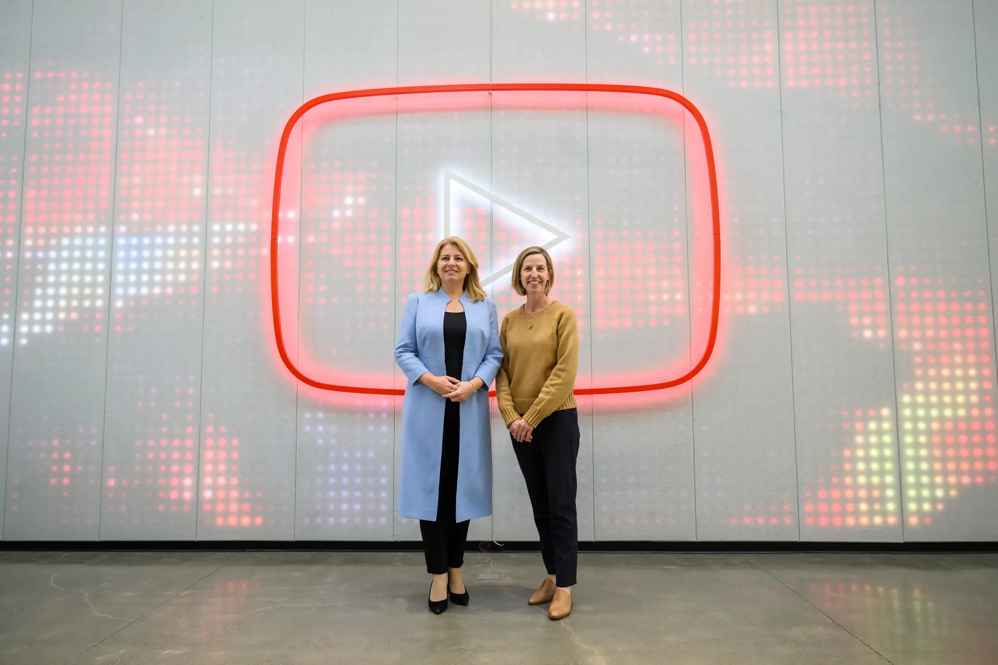 Prezidentka SR Zuzana Čaputová a viceprezidentka spoločnosti YouTube pre vládne vzťahy a politiky Leslie Millerová.