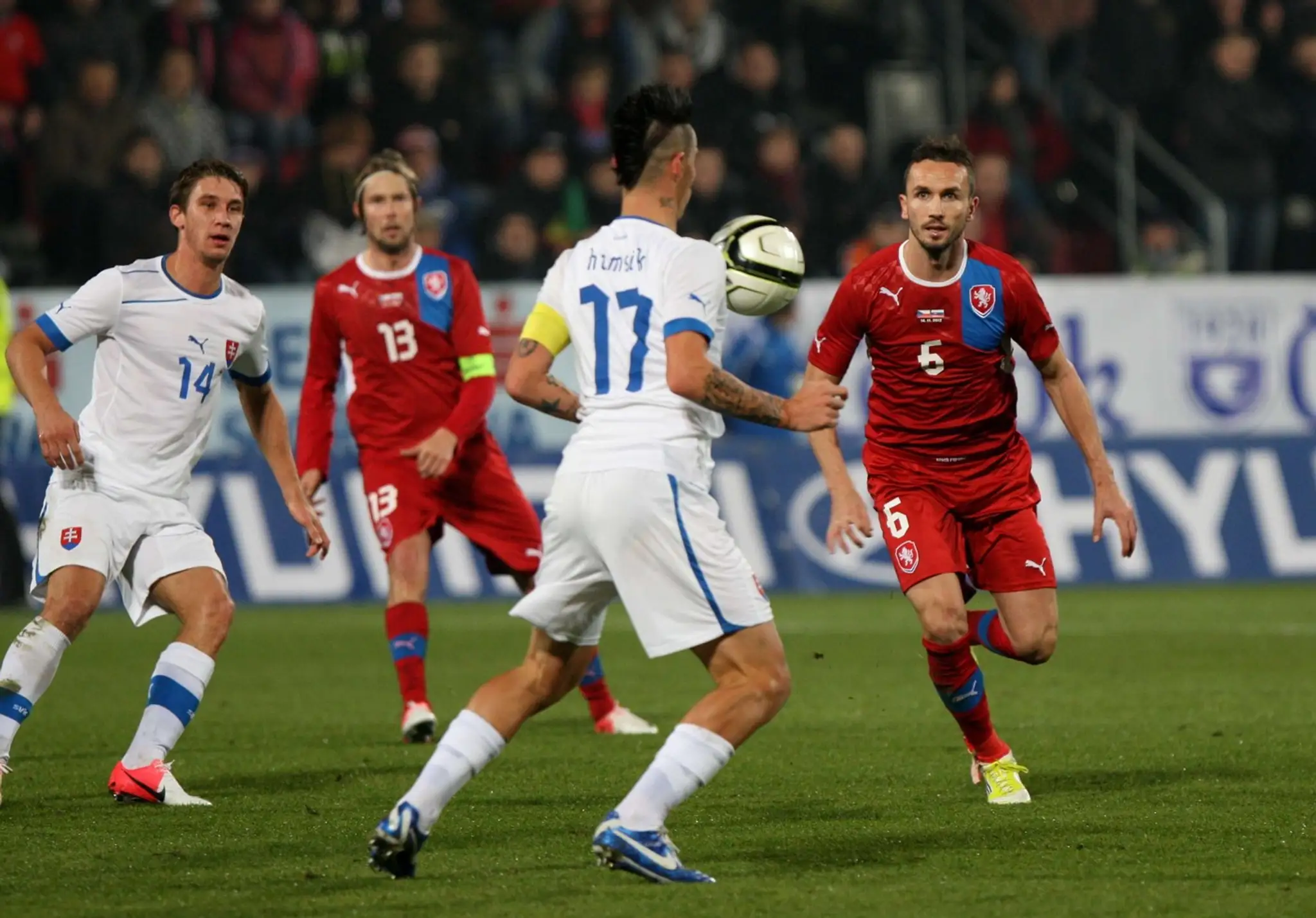 Dva veľké talenty slovenského futbalu. Jeden si to prizná, druhý ani náhodou. Marek Hamšík (s loptou) a Jakub Sylvestr (vľavo).