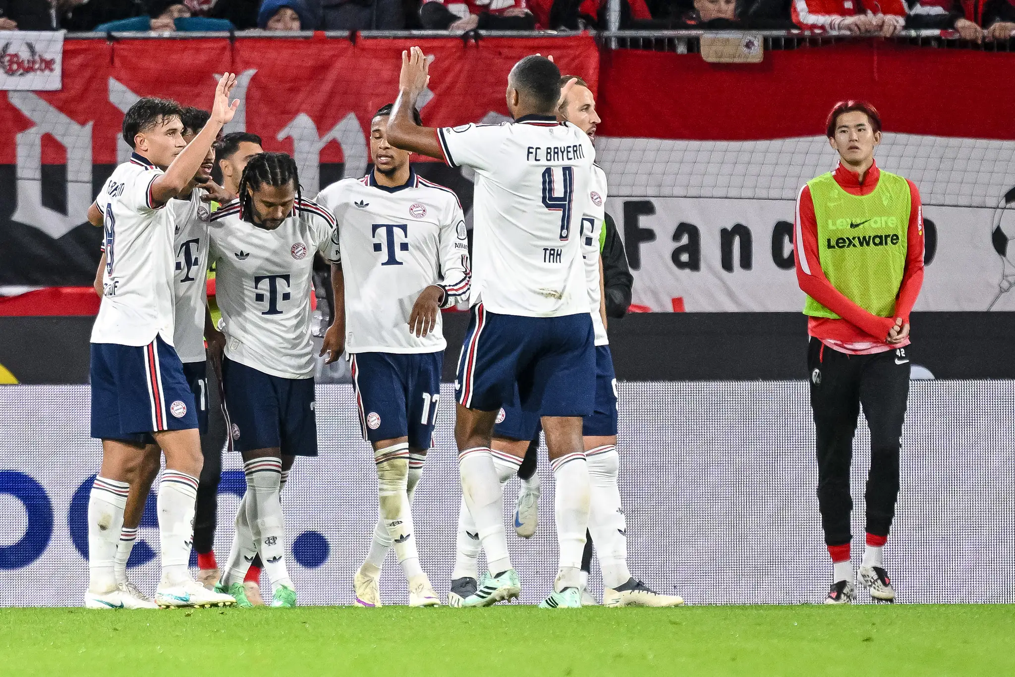 Futbalisti Bayernu oslavujú gól