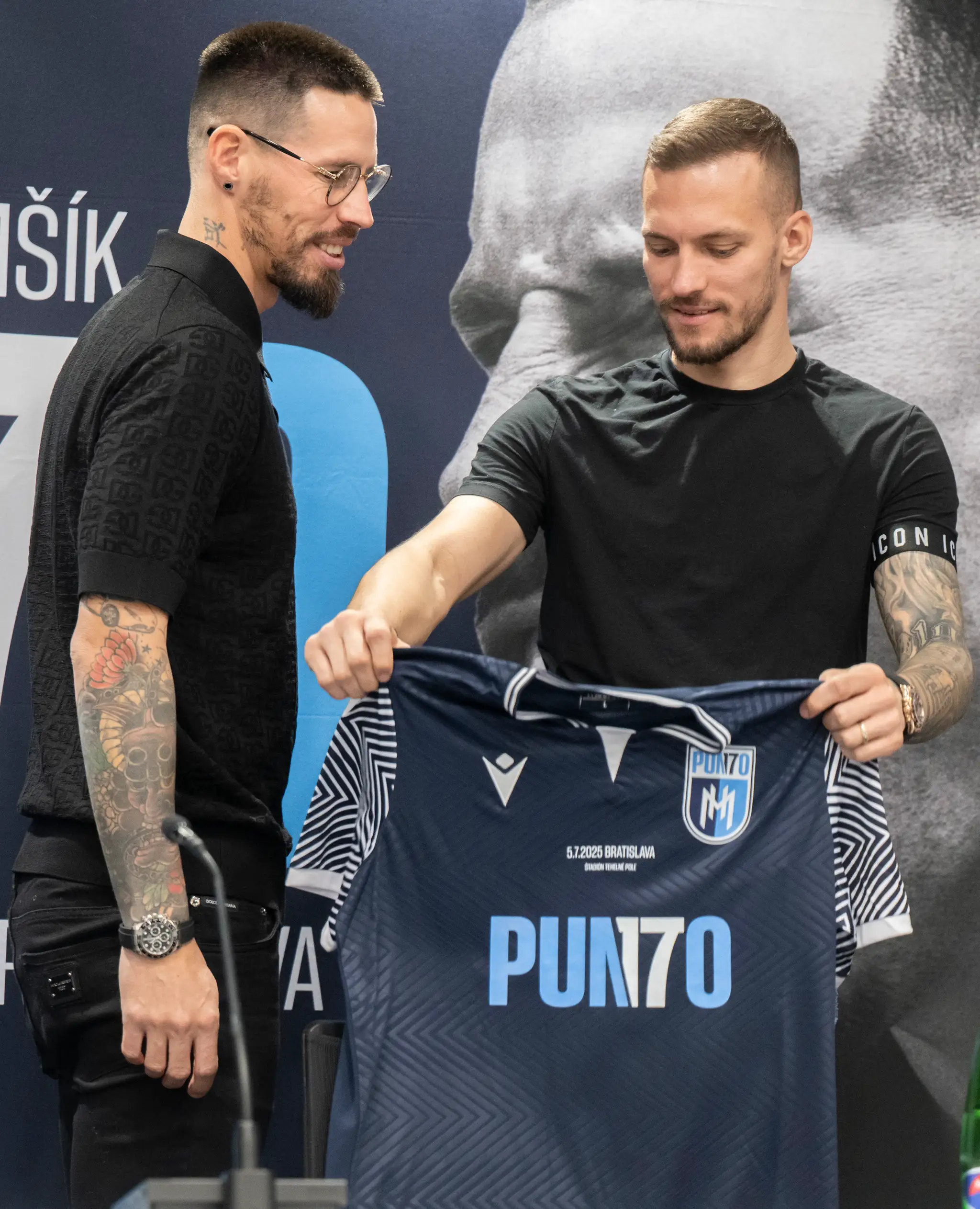 Na snímke zľava bývalý slovenský futbalista Marek Hamšík a slovenský futbalista Lukáš Haraslín.