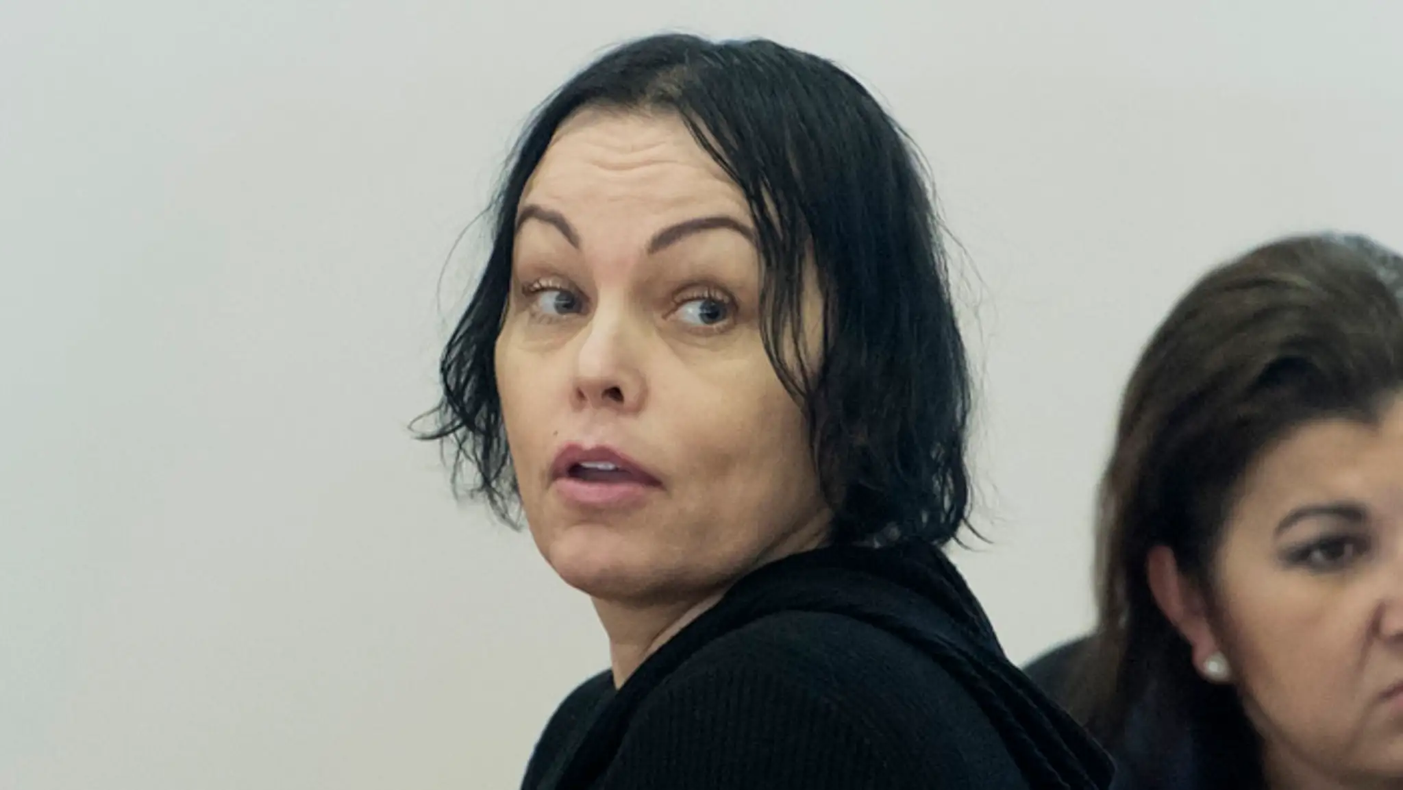 Alena Zsuzsová sa usmieva na predbežnom prejednaní obžaloby v prípade vraždy Jána Kuciaka a Martiny Kušnírovej.