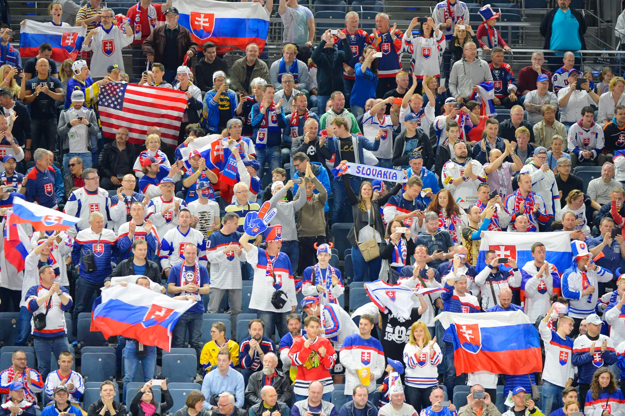 Na snímke slovenskí a americkí fanúšikovia.