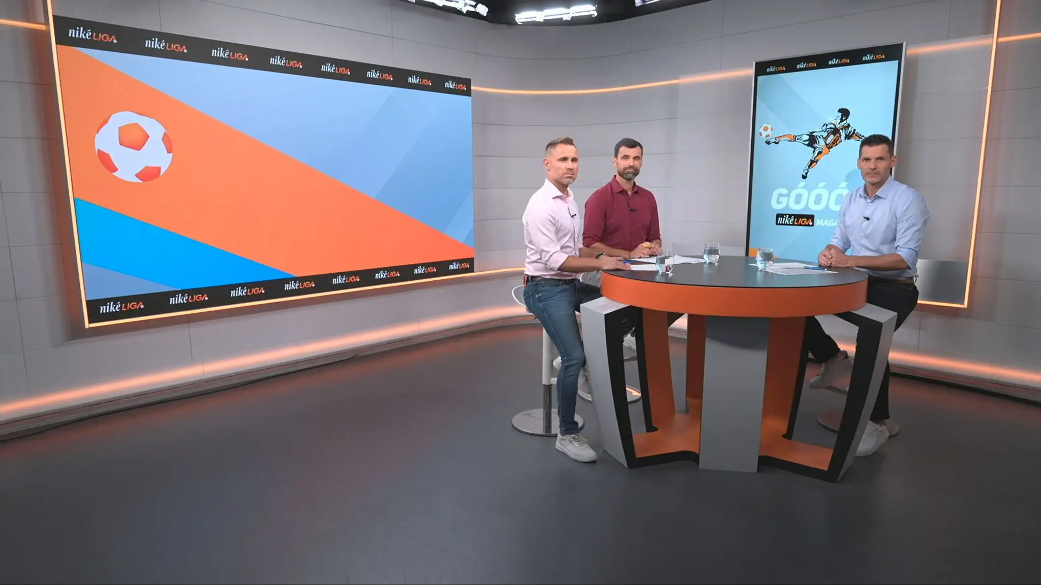 Moderátor Marián Tomčák a futbaloví experti Martin Mikulič a Stanislav Angelovič.