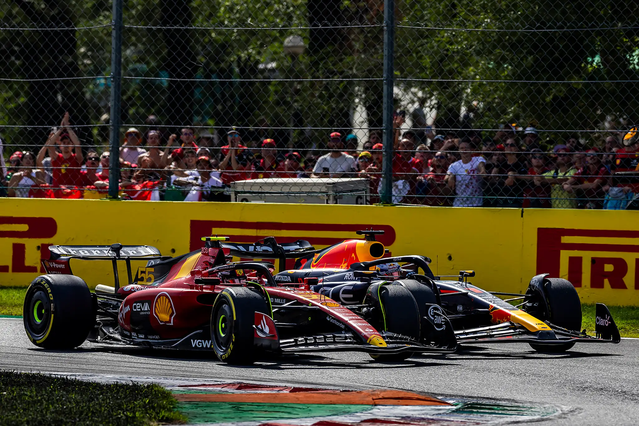 Veľký súboj na trati zviedli aj Carlos Sainz a Max Verstappen.