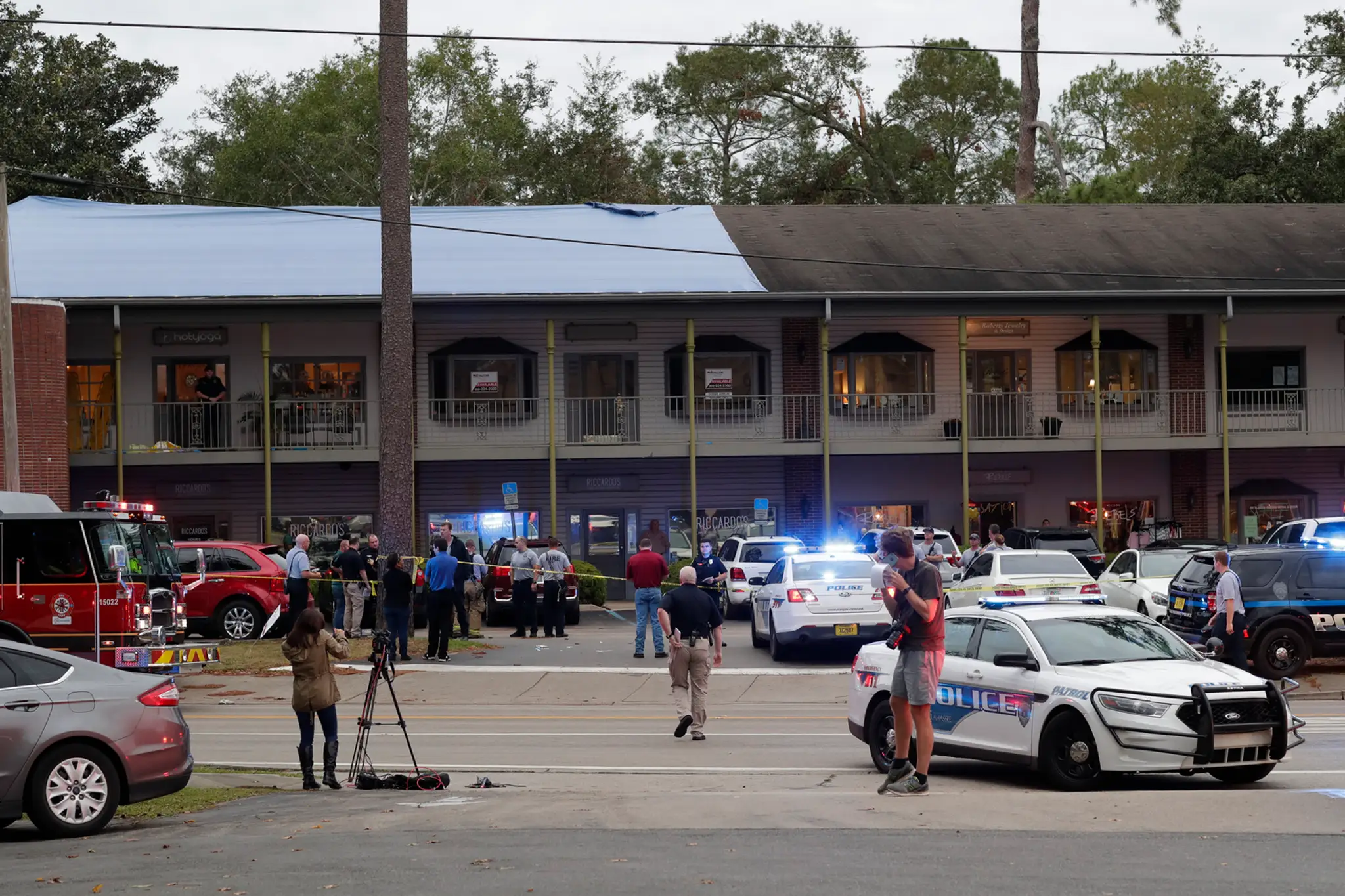 Policajní vyšetrovatelia pracujú na mieste streľby v Tallahassee.