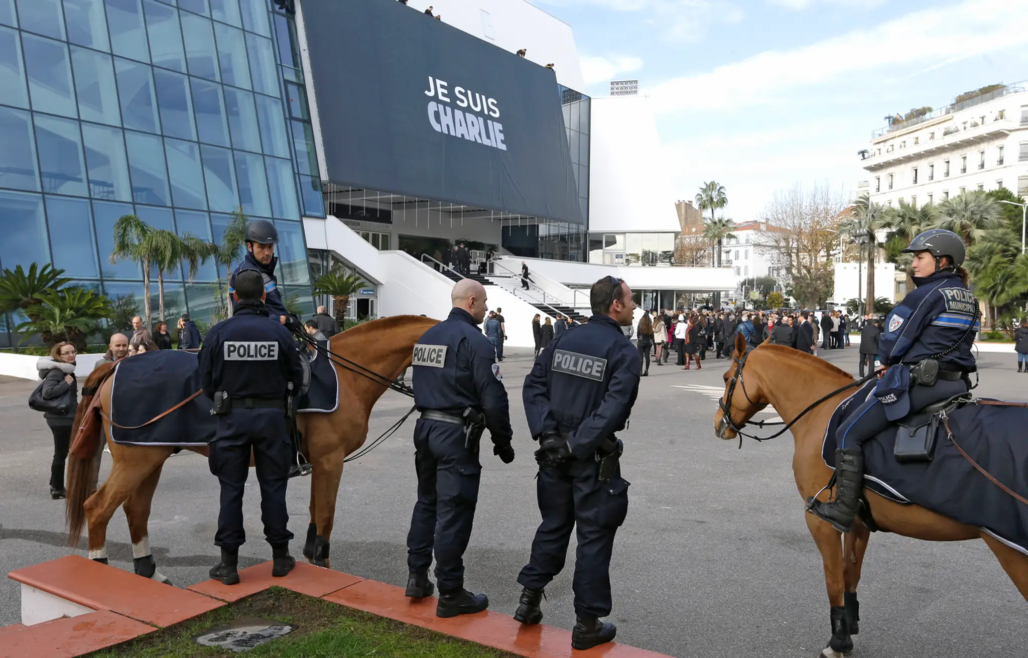 Obete redakcie Charlie Hebdo si uctili aj v Cannes.