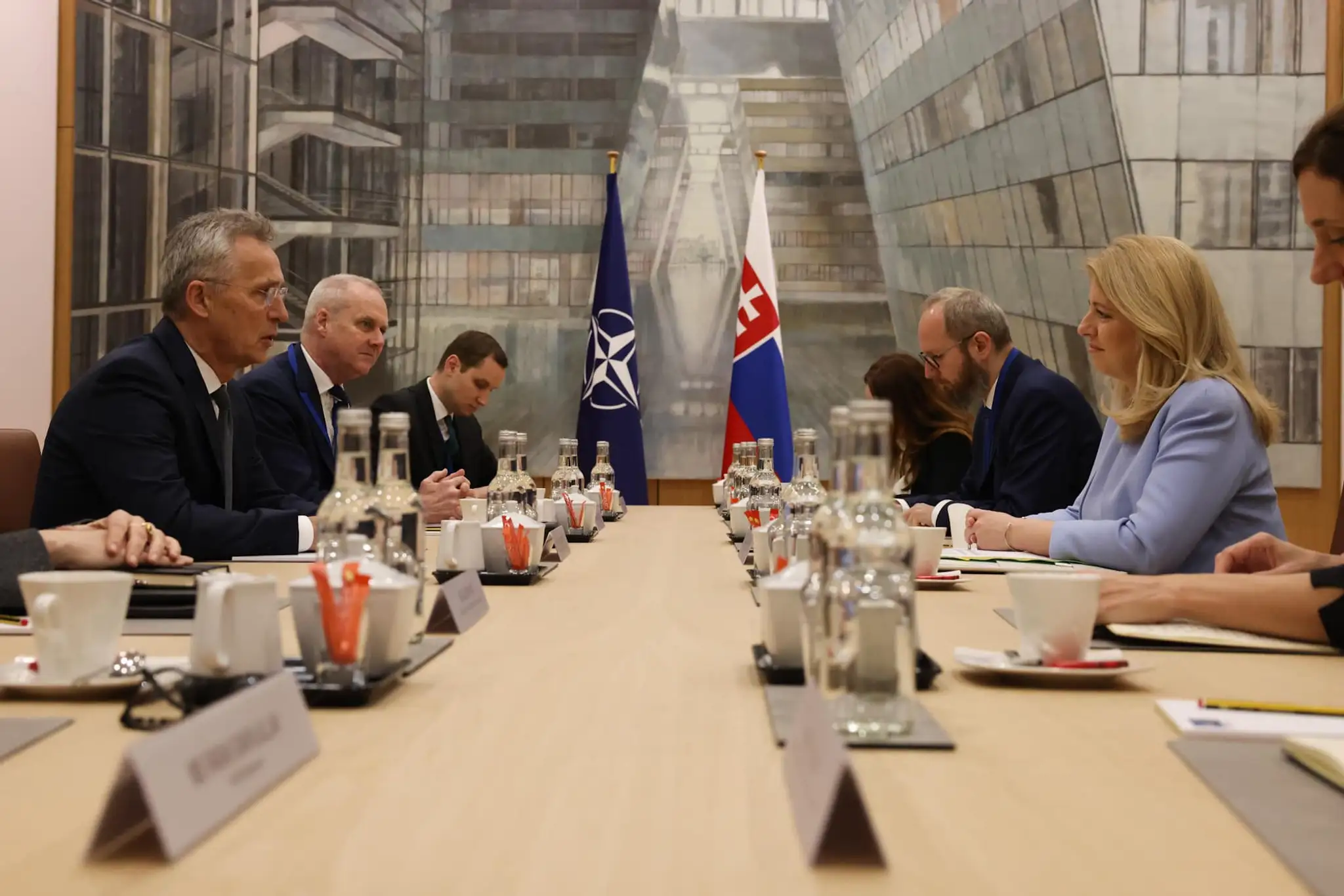 Prezidentka Zuzana Čaputová počas rokovania s generálnym tajomníkom NATO Jensom Stoltenbergom.