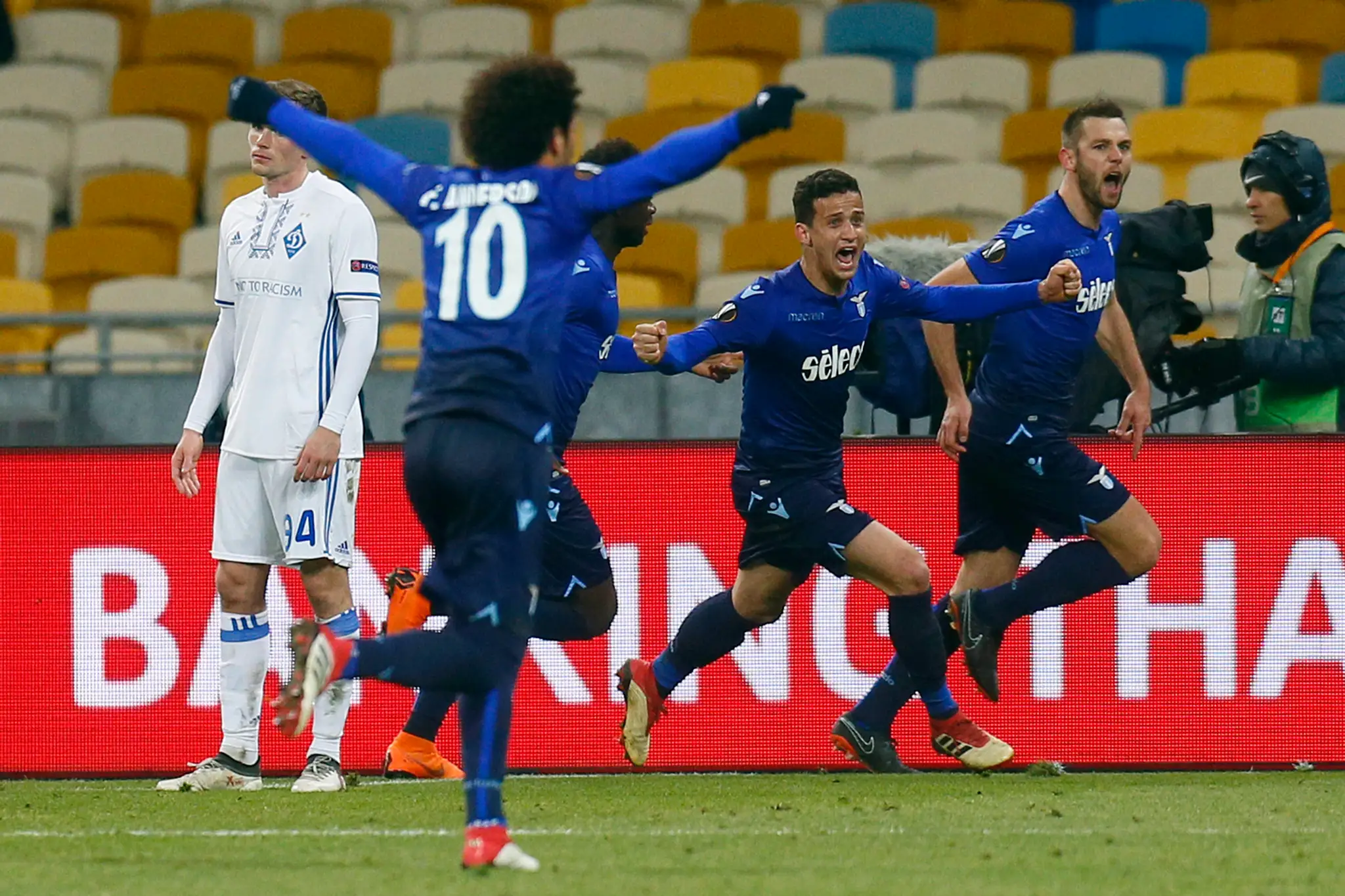 Radosť hráčov Lazia po góle na pôde Dynama Kyjev v EL, sprava Stefan de Vrij, Luiz Felipe a Felipe Anderson.