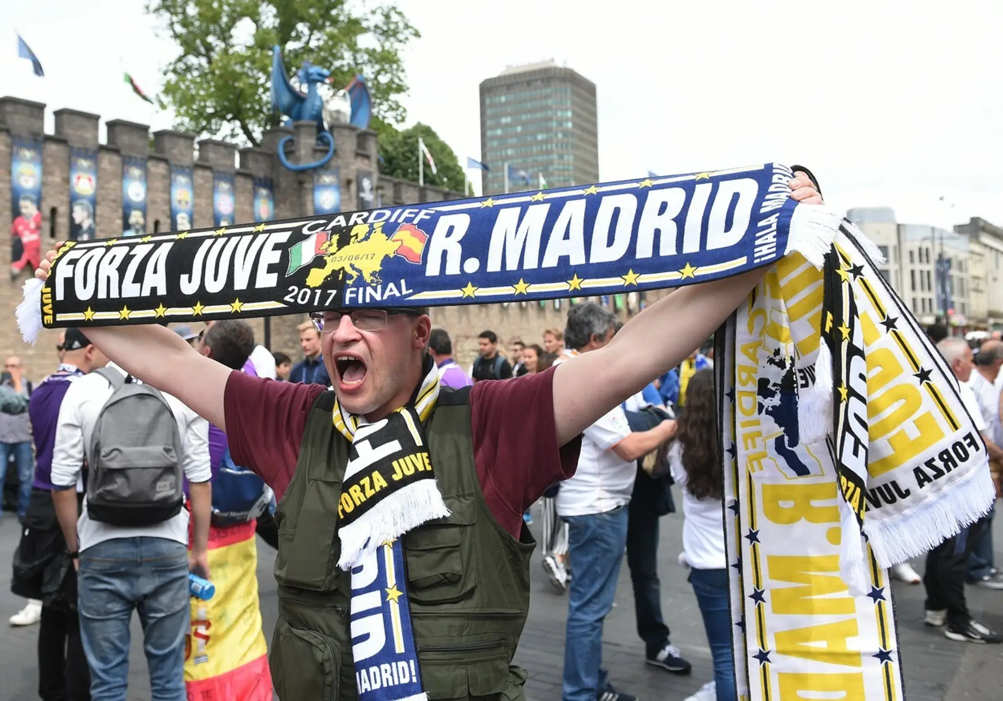 Fanúšik Juventusu pred Millenium Stadium v Cardiffe.