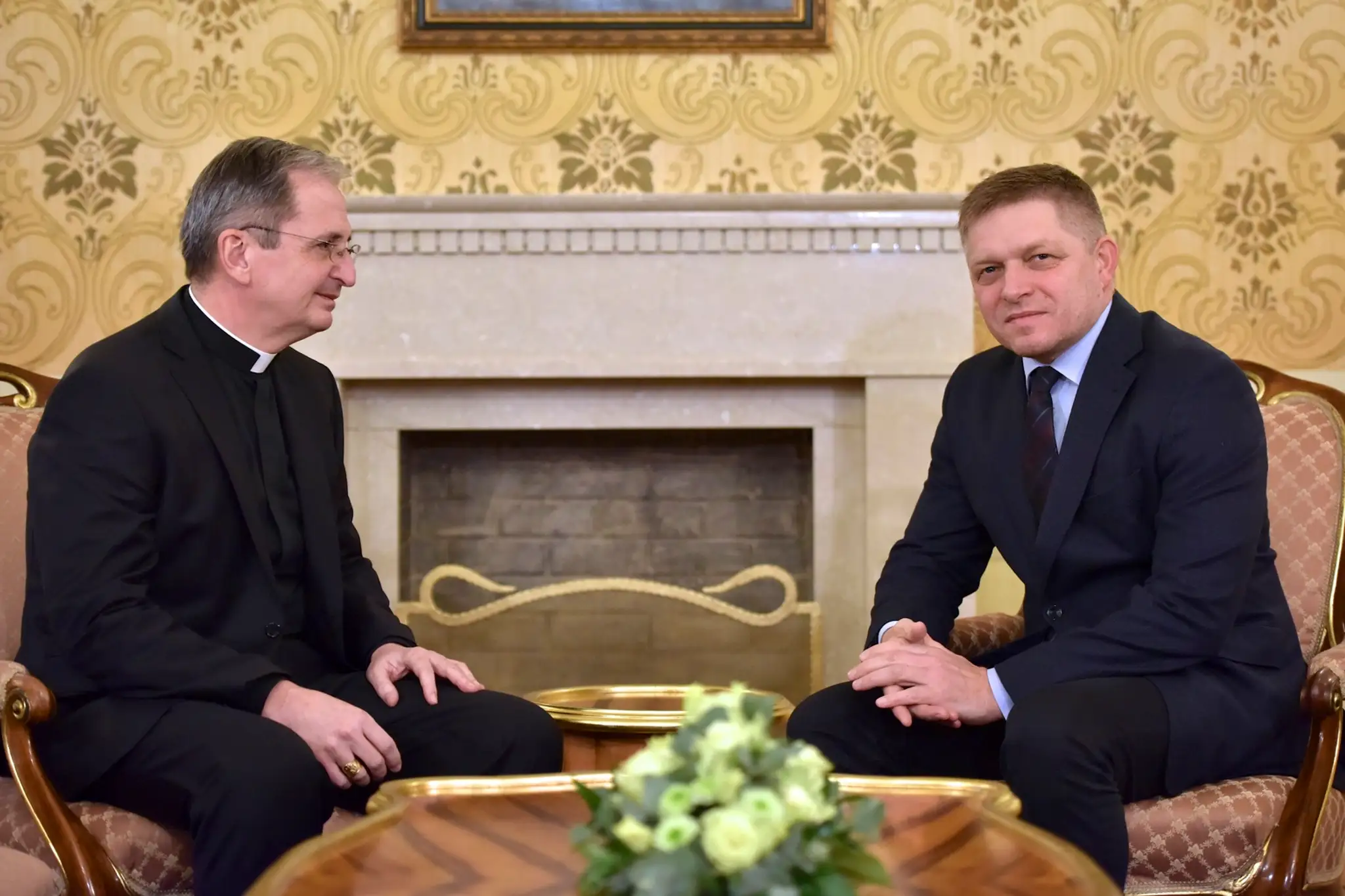 Predseda vlády SR Robert Fico (vpravo) prijal bratislavského arcibiskupa - metropolitu Stanislava Zvolenského