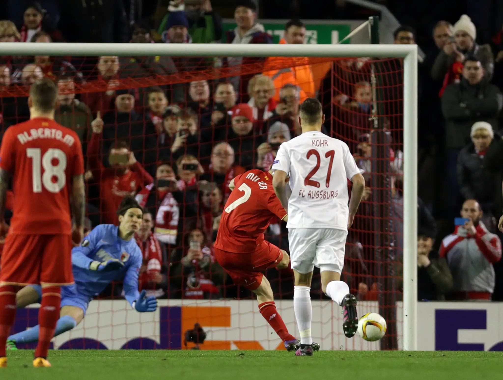 Na snímke hráč Liverpoolu James Milner (uprostred) strieľa gól.