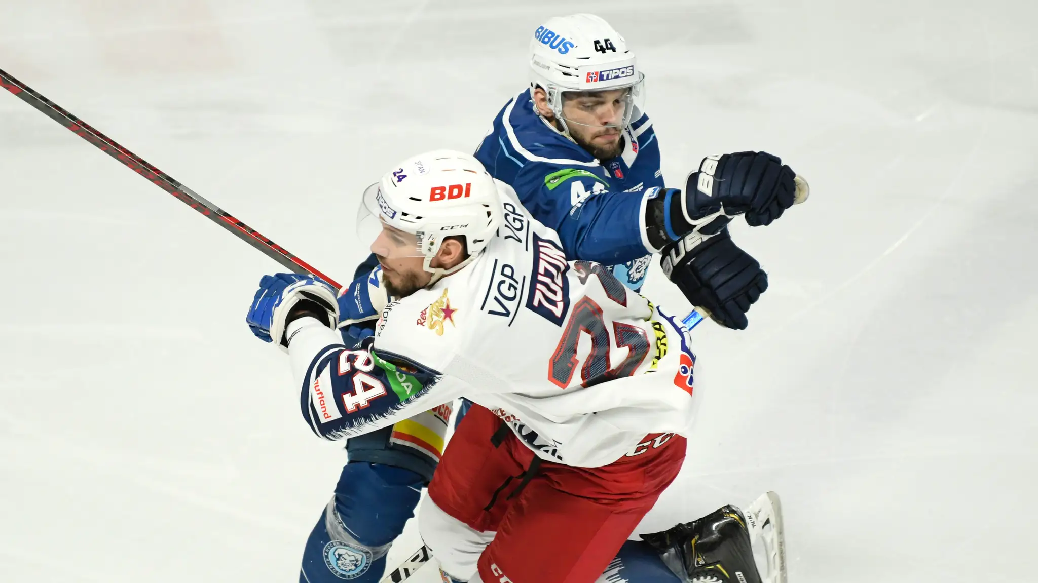 Na snímke v popredí Peter Zuzin (Zvolen) a za ním Willie Raskob (Nitra).