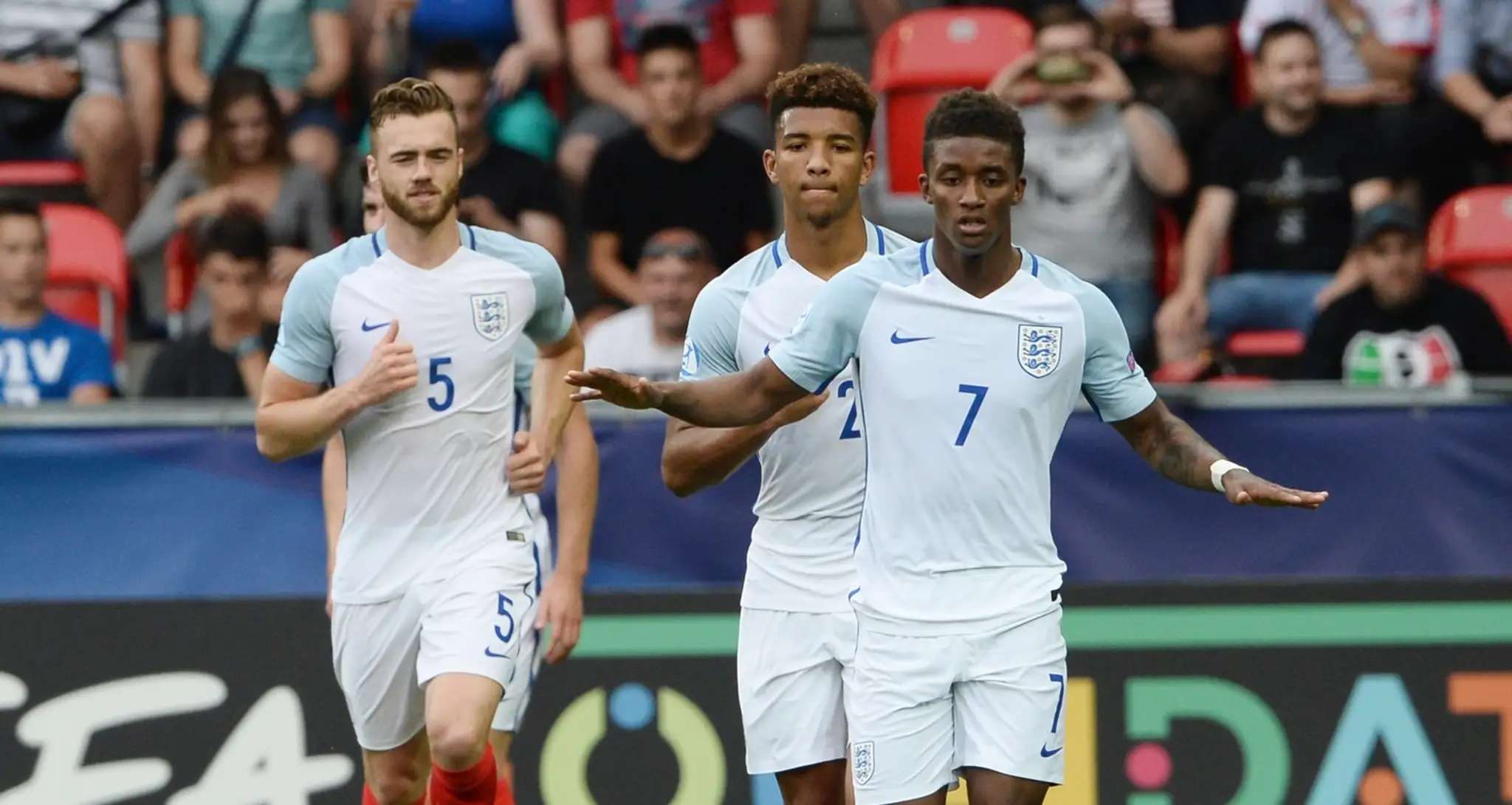 Demarai Gray (vpravo) oslavuje s anglickými spoluhráčmi svoj gól v semifinále ME 21 proti Nemecku.