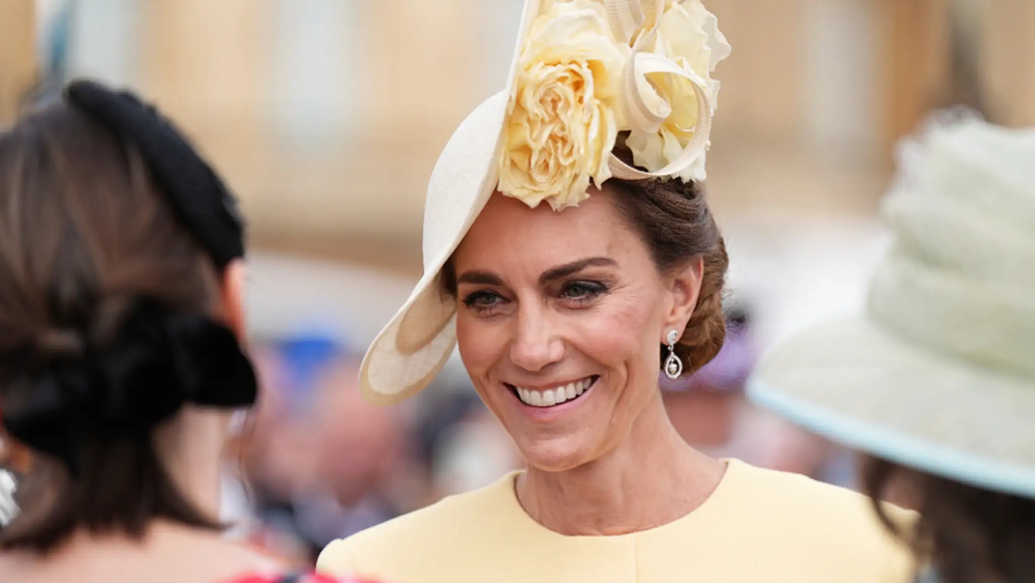 Princezná Kate sa rozpráva s hosťami počas záhradnej slávnosti v Buckinghamskom paláci 20. mája 2025.