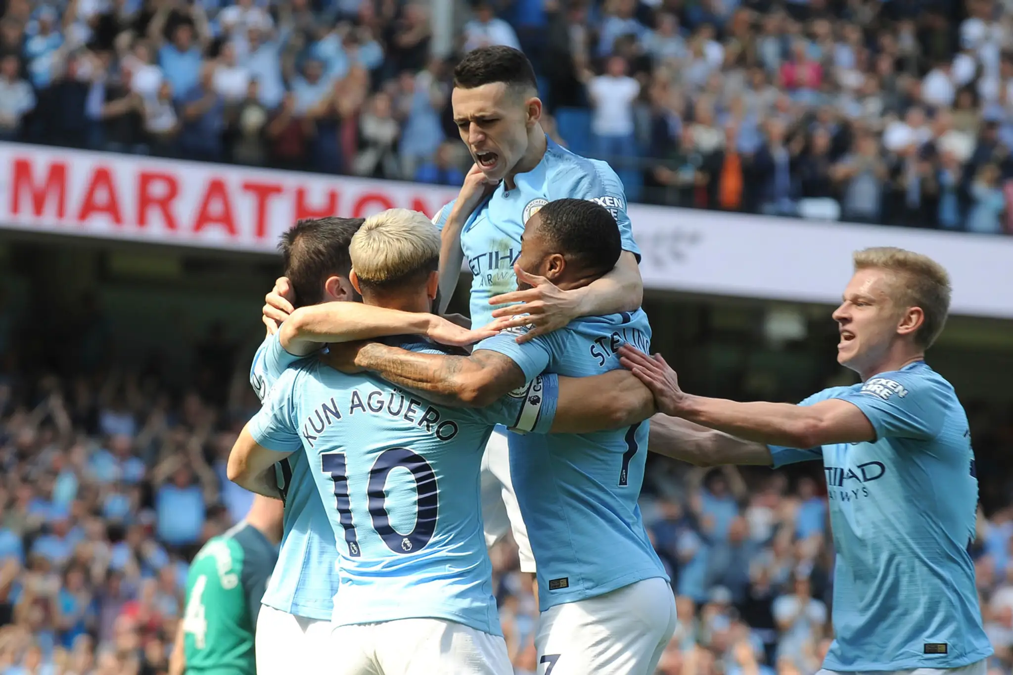 Radosť hráčov Manchesteru City po góle proti Tottenhamu.