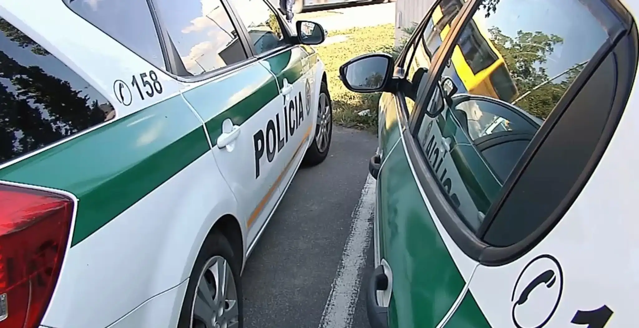 Kriminálka vtrhla do domu popoludní.