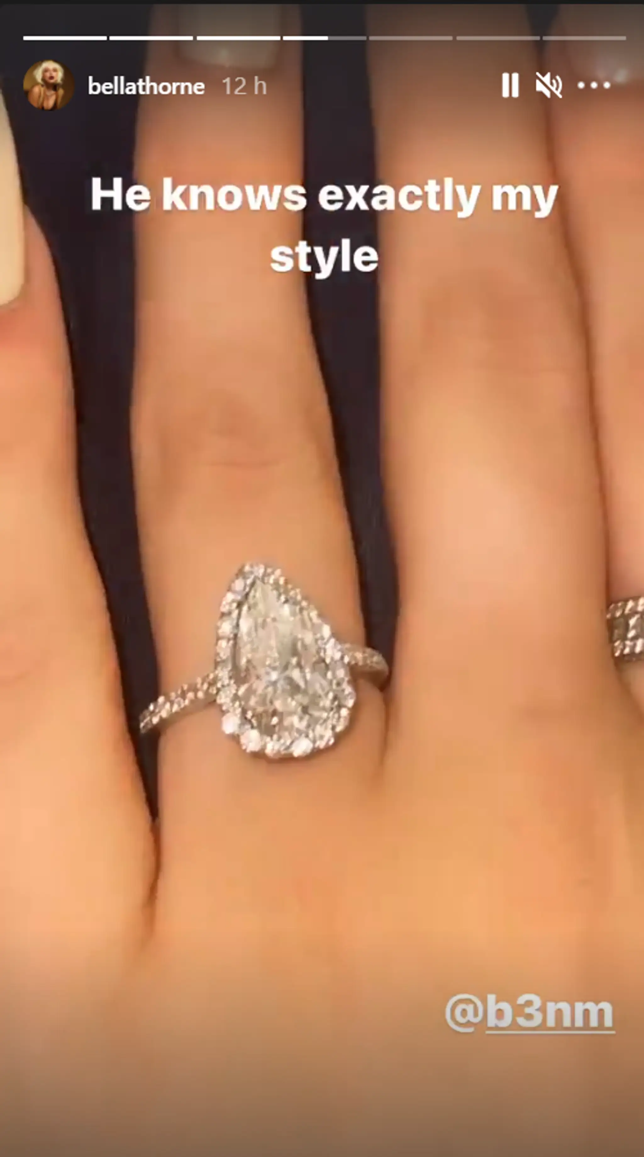 Bella Thorne ukázala zásnubný prsteň