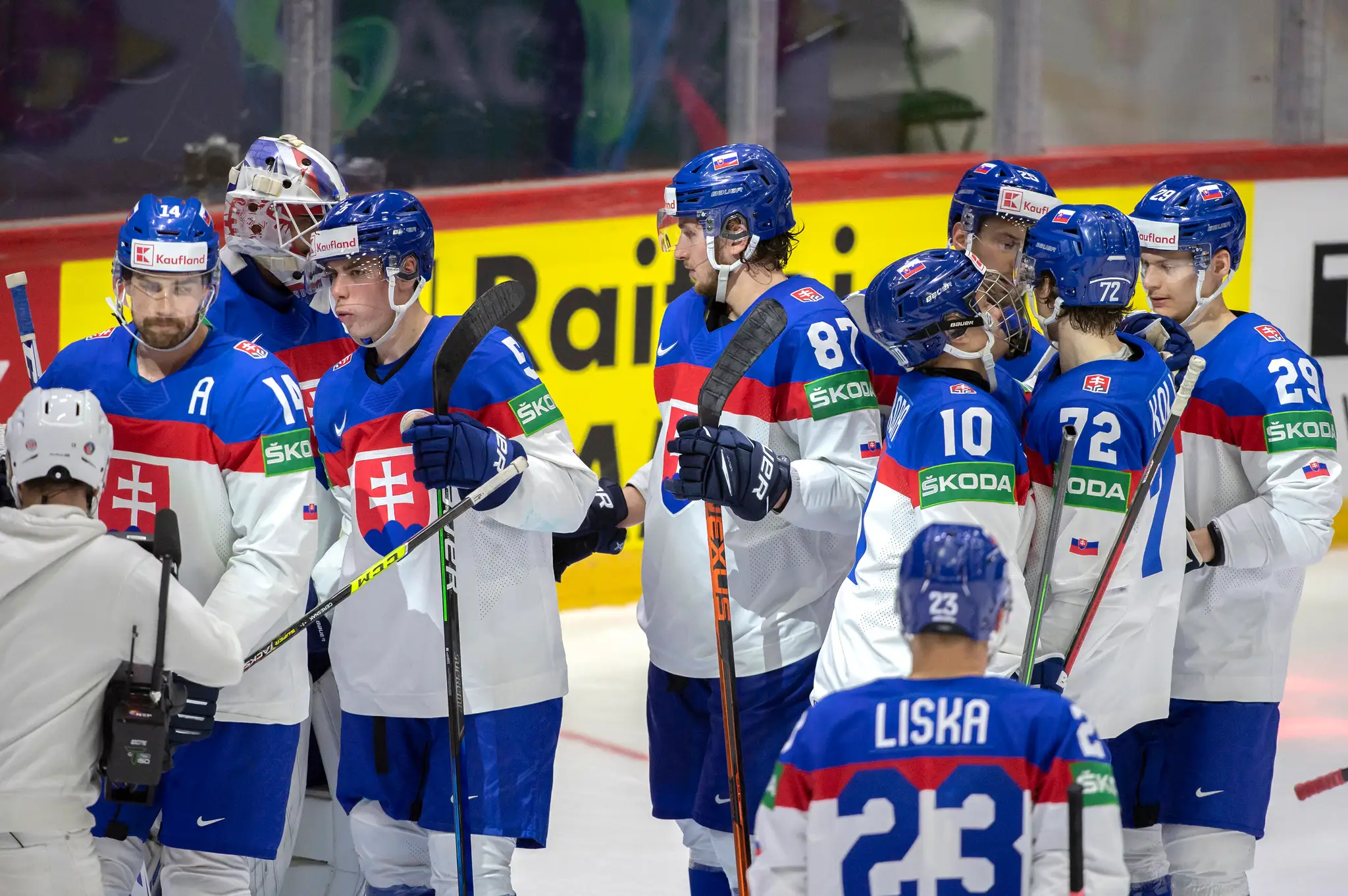 Slovenskí hokejisti ďakujú brankárovi Adamovi Húskovi po víťazstve nad Kazachstanom po zápase MS 2022.