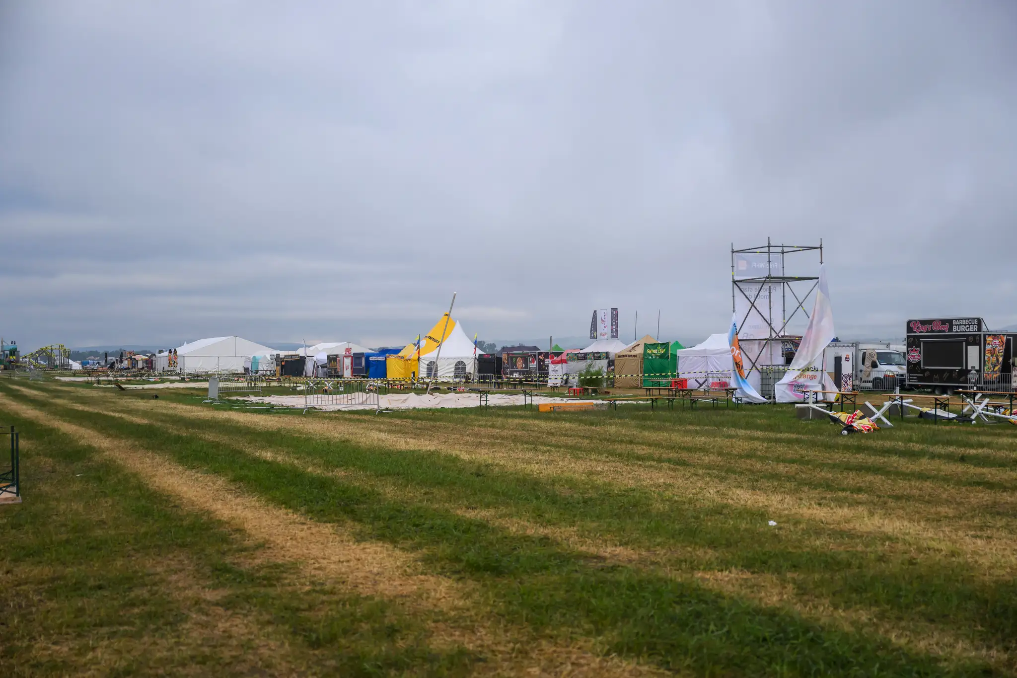Festival Pohoda po intenzívnej búrke a páde stanu predčasne ukončili.
