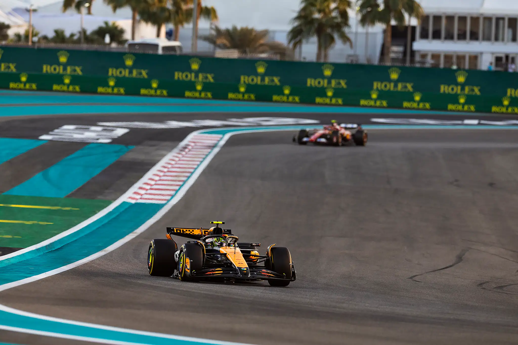Lando Norris ovládol VC Abú Zabí a zaistil McLarenu Pohár konštruktérov.