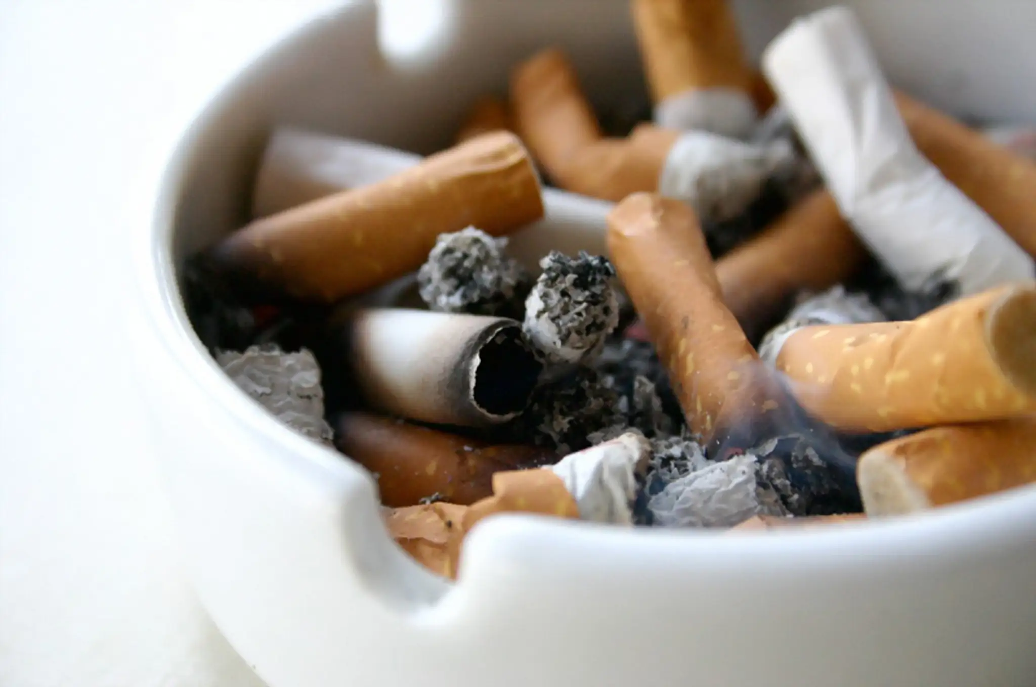 popolník s cigaretami