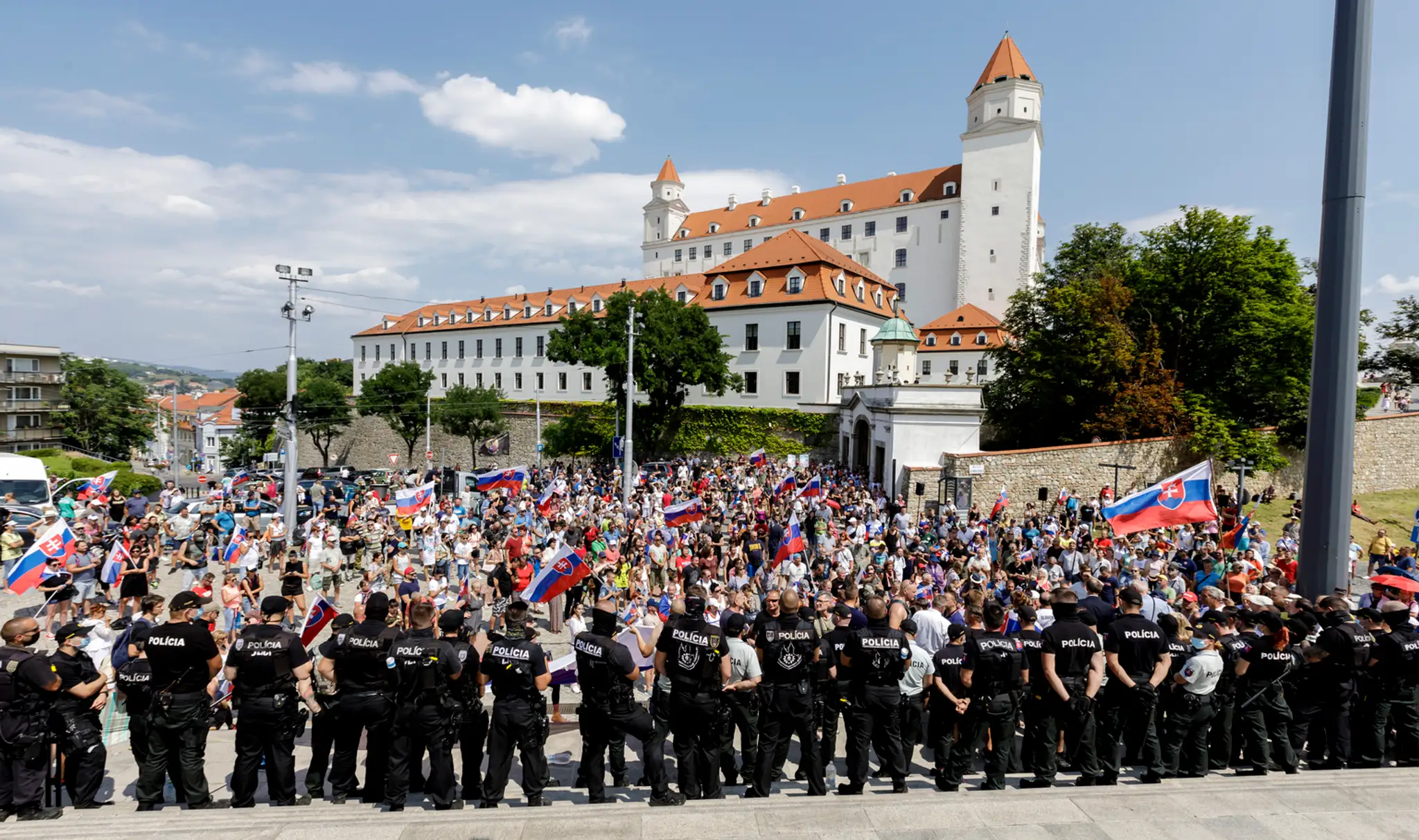 Pred parlamentom protestujú stovky ľudí, vstup do budovy stráži polícia.