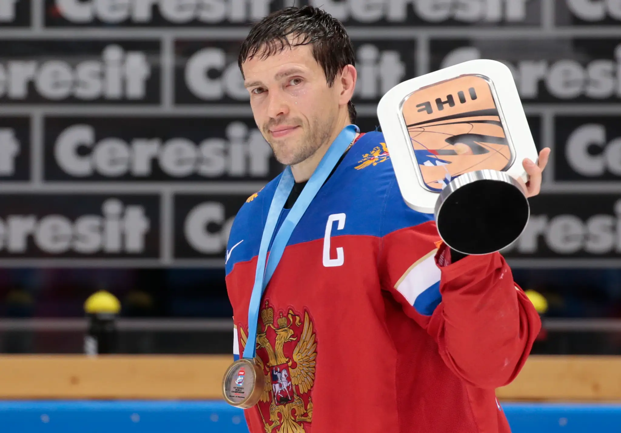 Kapitán ruských hokejistov Pavel Dacjuk s trofejou za tretie miesto po víťazstve nad USA 7:2 v zápase o tretie miesto na MS v Ru