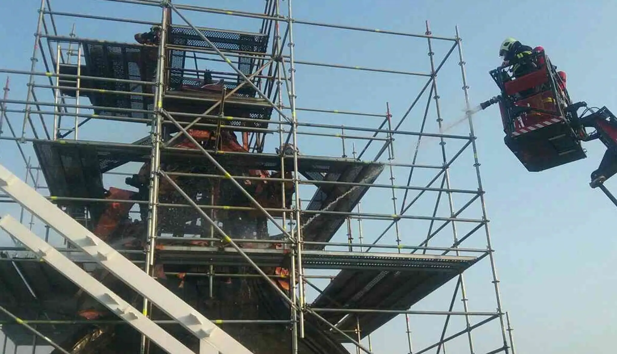 Hasiči hasia požiar v centre Bratislavy