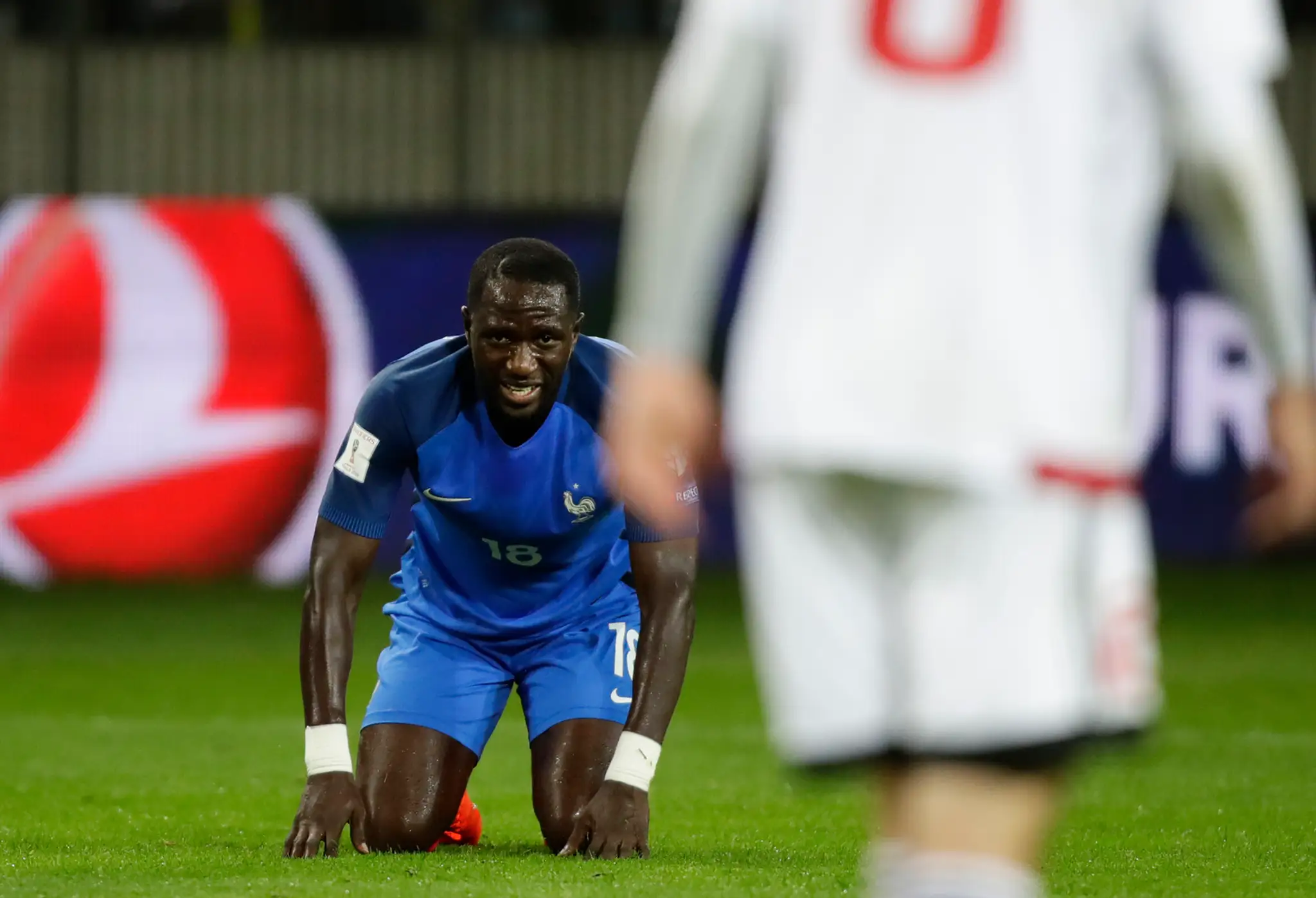 Francúzsky záložník Moussa Sissoko sa zdvíha z trávnika v kvalifikačnom dueli v Bielorusku o postup na MS 2018.