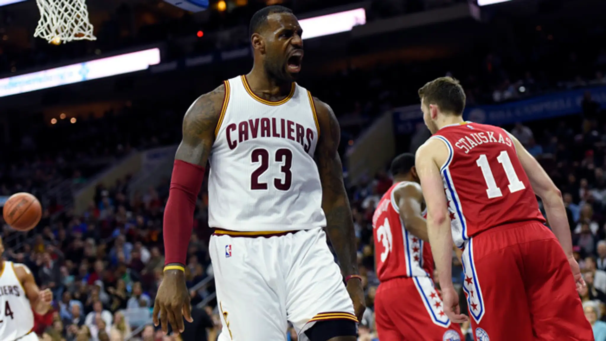Na snímke vľavo hráč Clevelandu LeBron James.