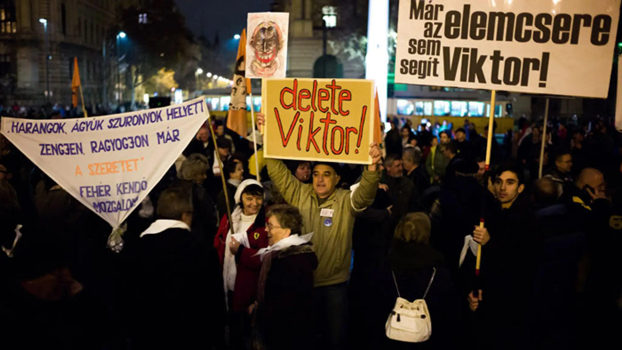 Tisíce ľudí sa zhromaždili v pondelok 17. novembra 2014 na Kossuthovom námestí v Budapešti, aby protestovali proti Orbánovej vlá