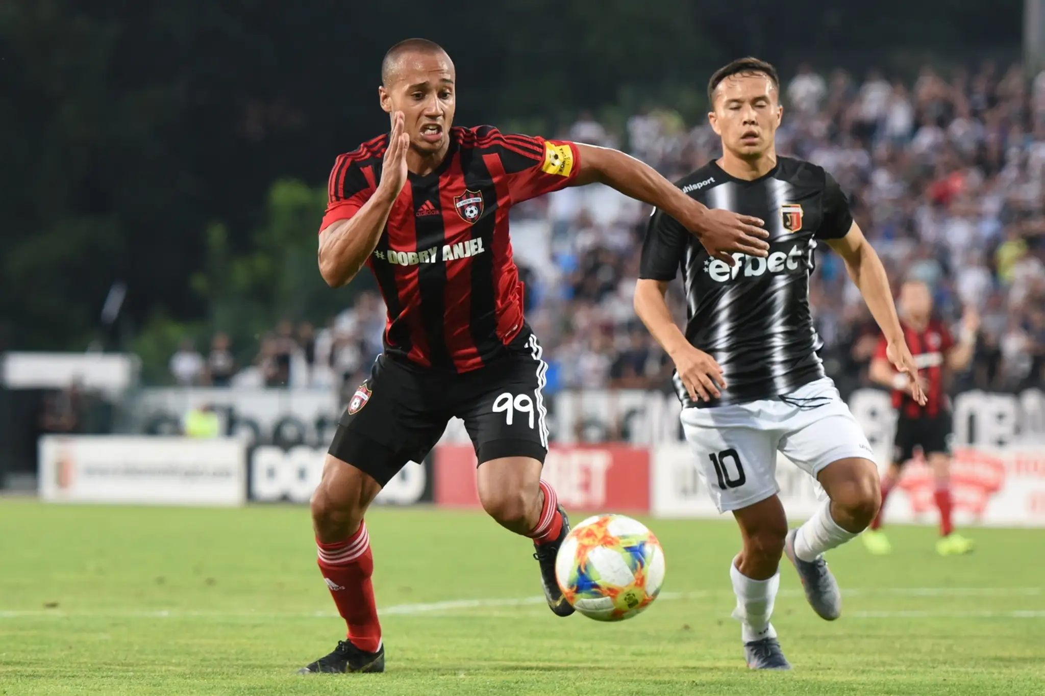 Sprava Trnavčan Lucas Lovat a hráč Plovdivu Birsent Karagaren v prvom zápase 2. predkola EL.