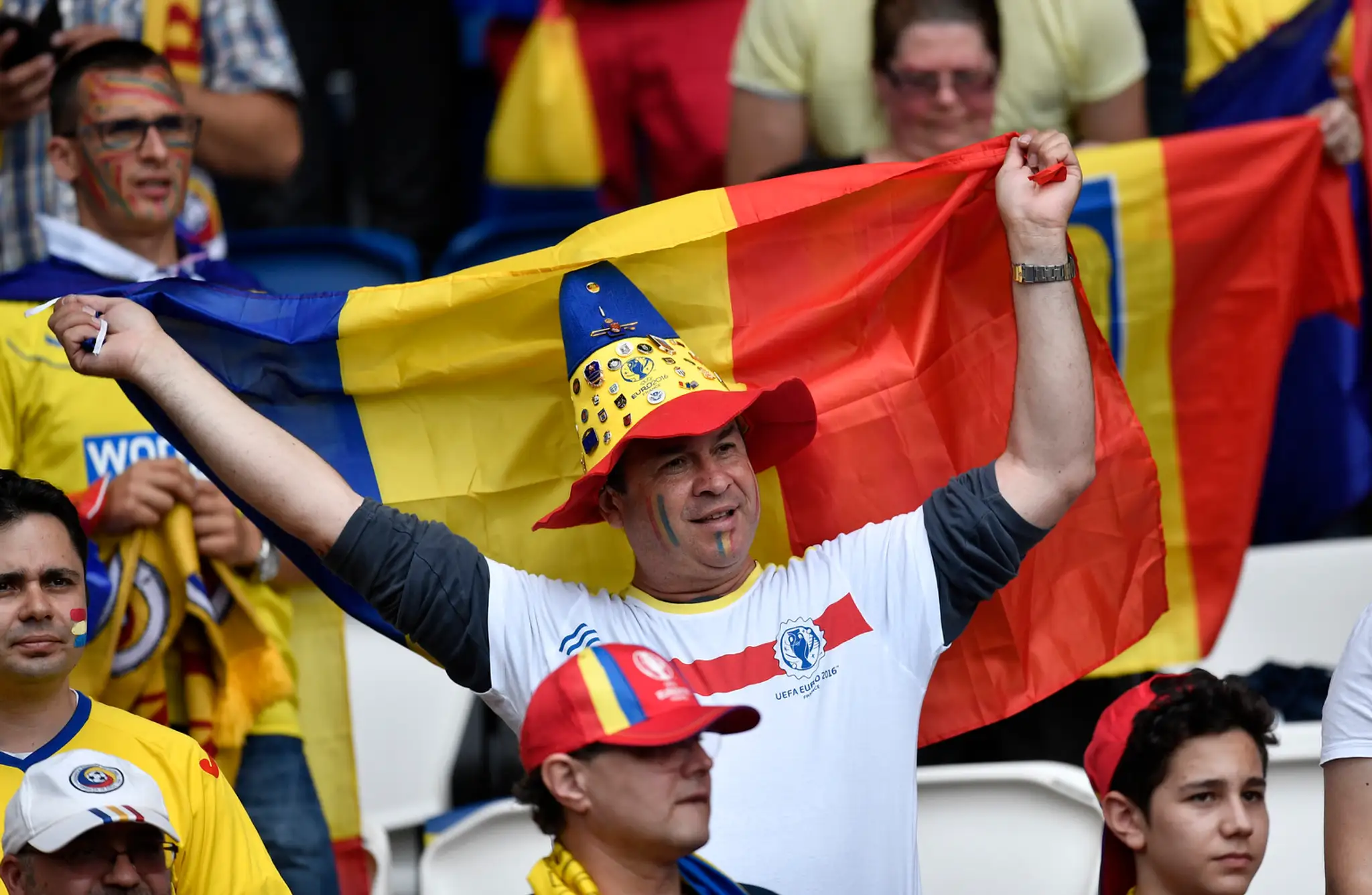 Rumunský fanúšik počas duelu so Švajčiarskom na ME vo Francúzsku.