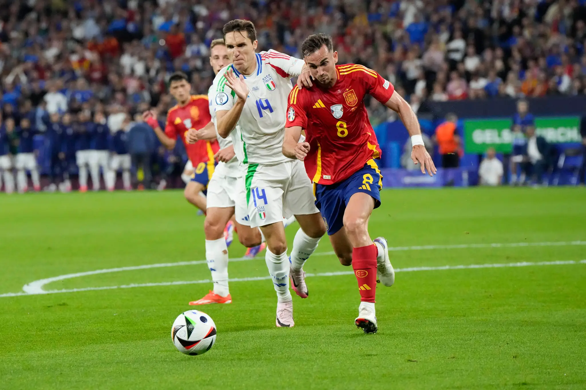 Fabian Ruiz, vpravo,v súboji s Federicom Chiesom.