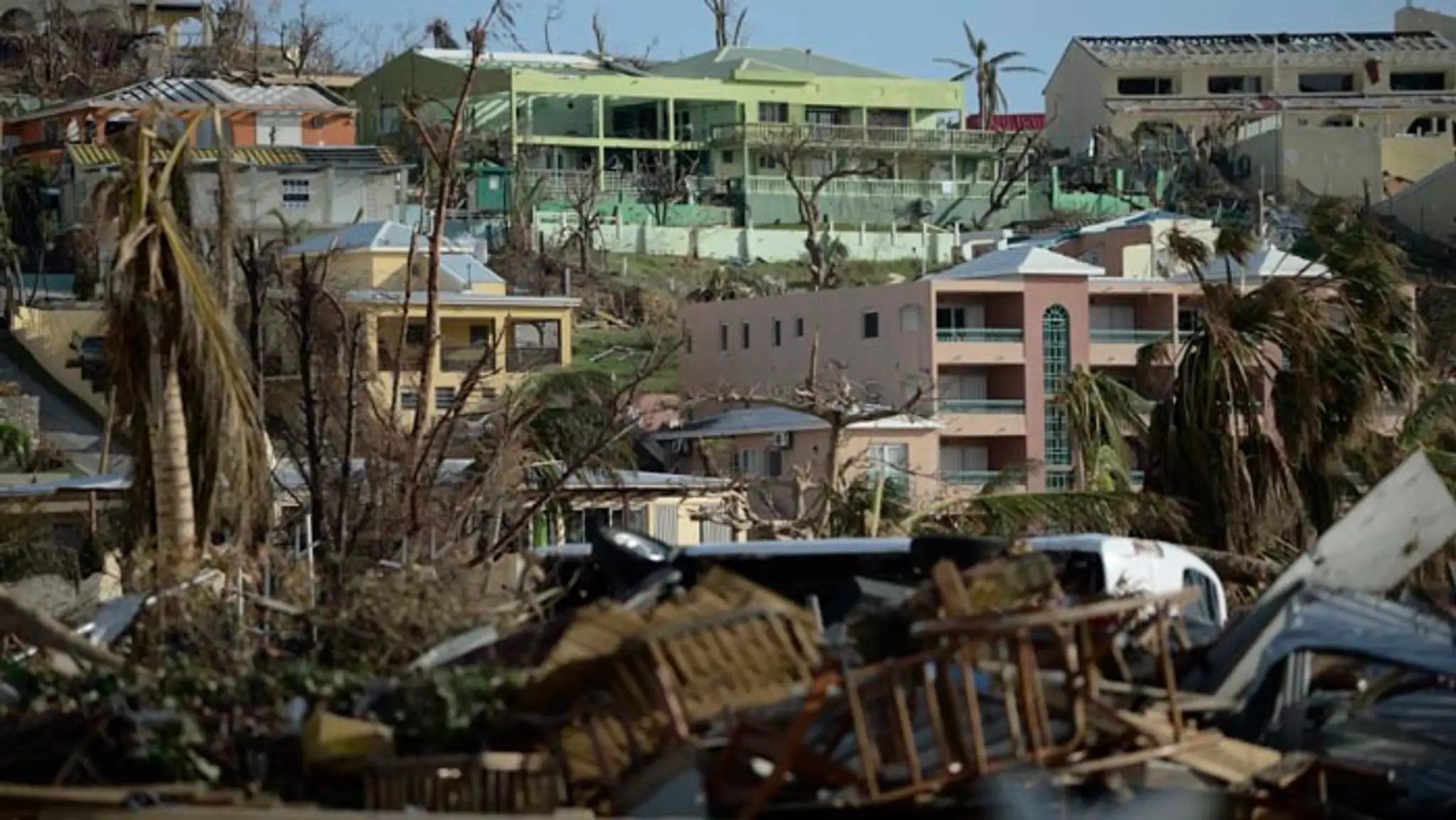 Zničené domy a autá po vyčíňaní hurikánu Irma vo Phillipsburgu.