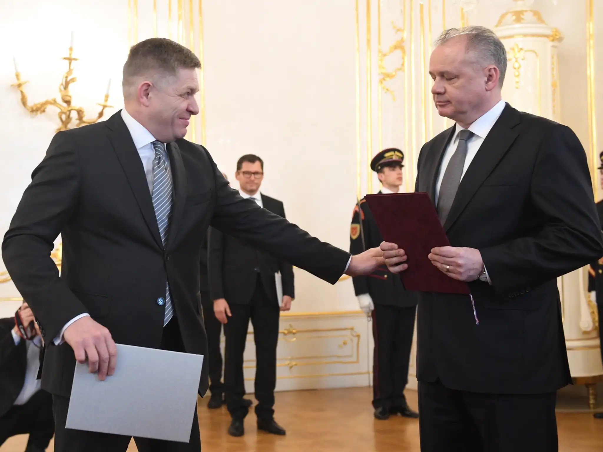 Odstupujúci premiér Robert Fico (vľavo) a prezident SR Andrej Kiska 