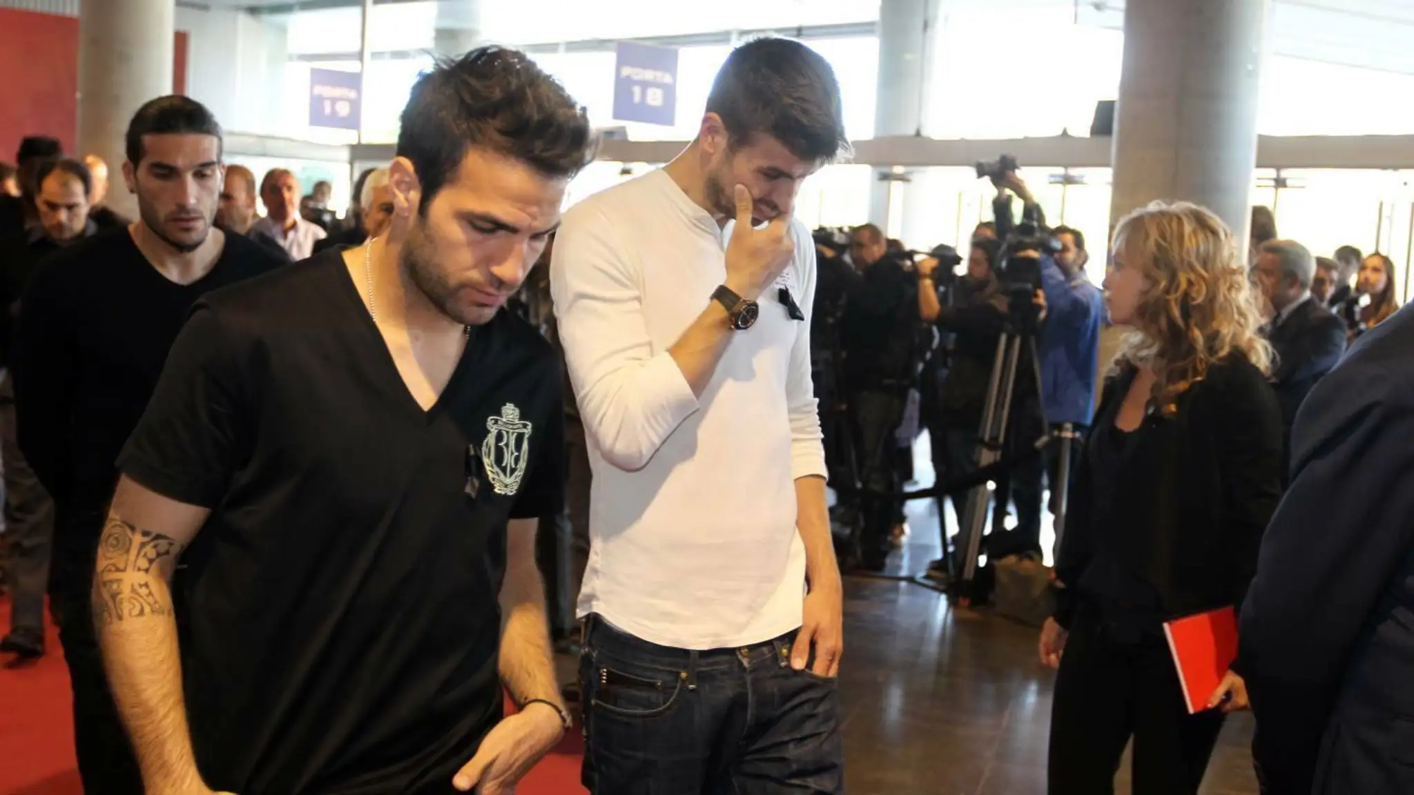 Futbalisti FC Barcelona Pique a Césc Fabregas spomínajú na zosnulého Tita Vilanovu.
