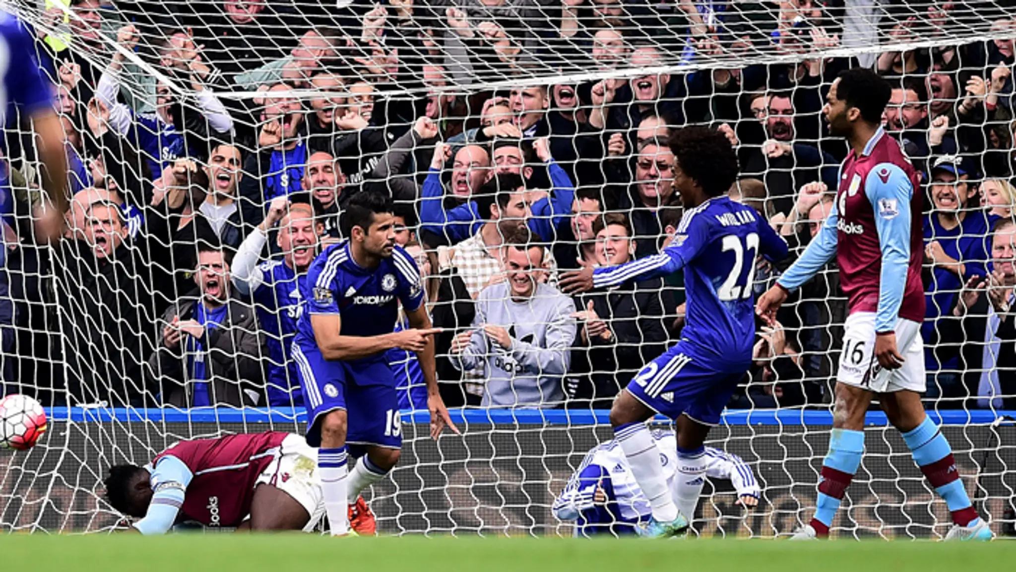 Diego Costa (Chelsea) sa teší po strelení gólu do siete Aston Villa.