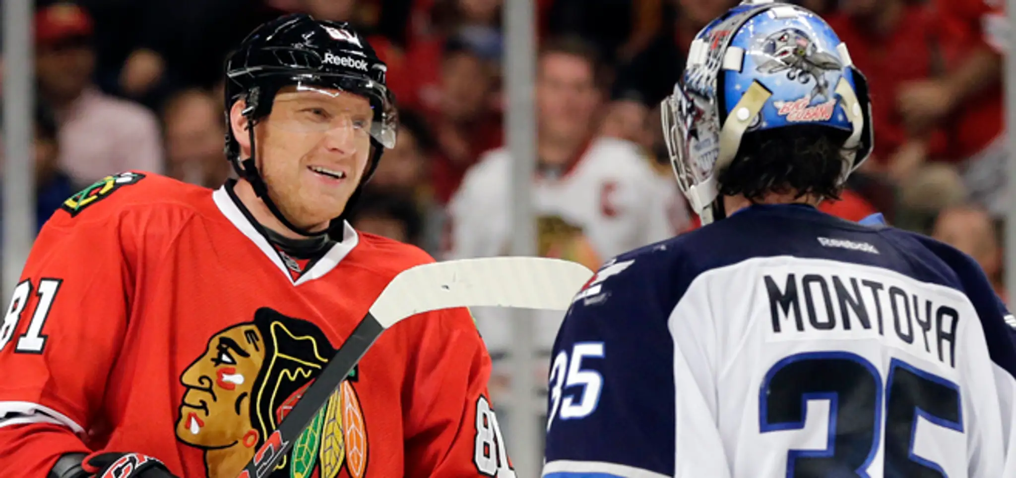 Slovenský útočník Blackhawks Marián Hossa (vľavo) a brankár Jets Al Montoya v zápase hokejovej NHL Chicago Blackhawks - Winnipeg