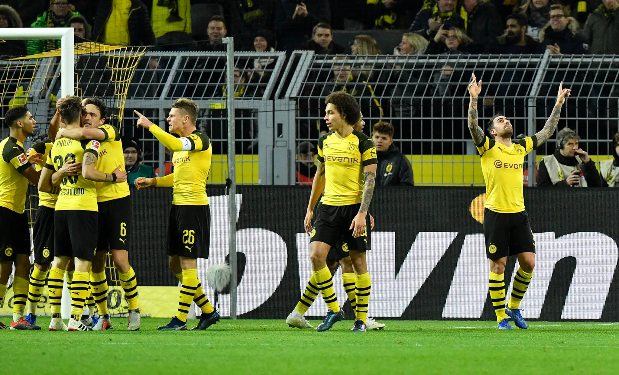 Hráč Dortmundu Paco Alcacer (vpravo) oslavuje so spoluhráčmi druhý gól.