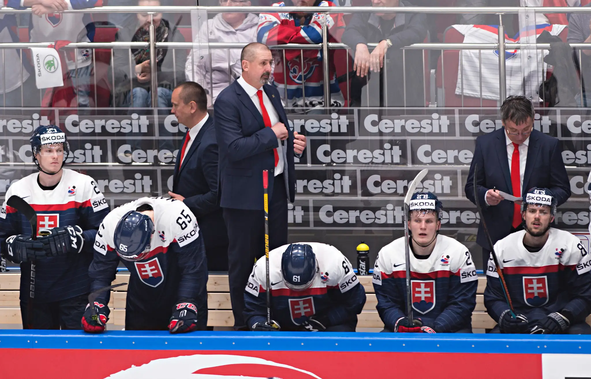 Smutná slovenská striedačka po 60 minútach zápasu s USA. Po remíze 2:2 sme na šampionáte skončili.