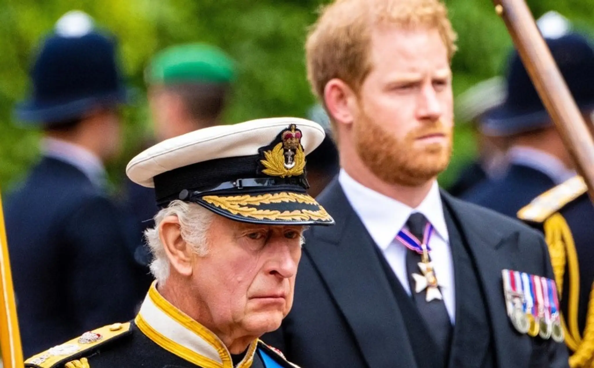 Kráľ Karol III. a princ Harry