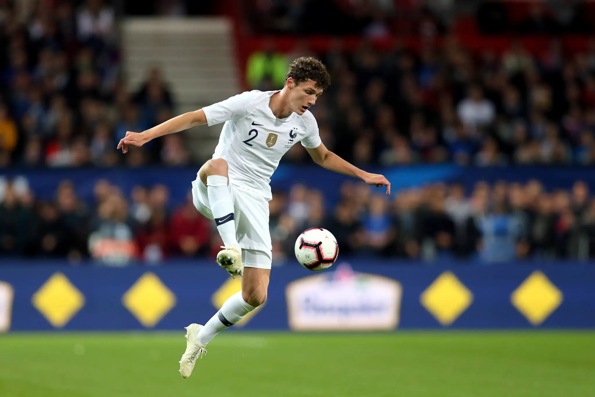 Francúz Benjamin Pavard v medzištátnom zápase s Islandom.